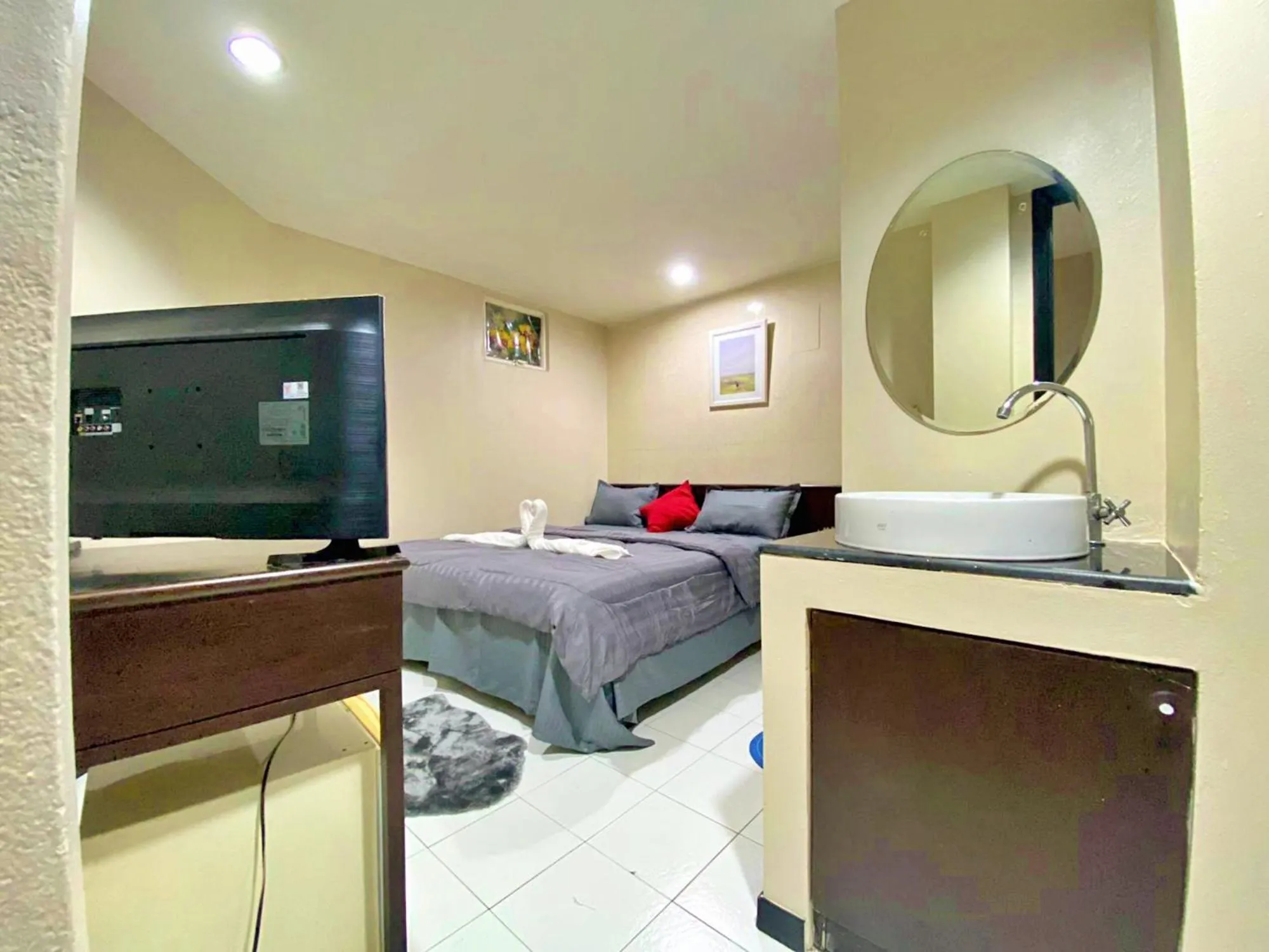 Bed, Kitchen/Kitchenette in CheQinn Hostel - Sukhumvit 4 Nana Plaza