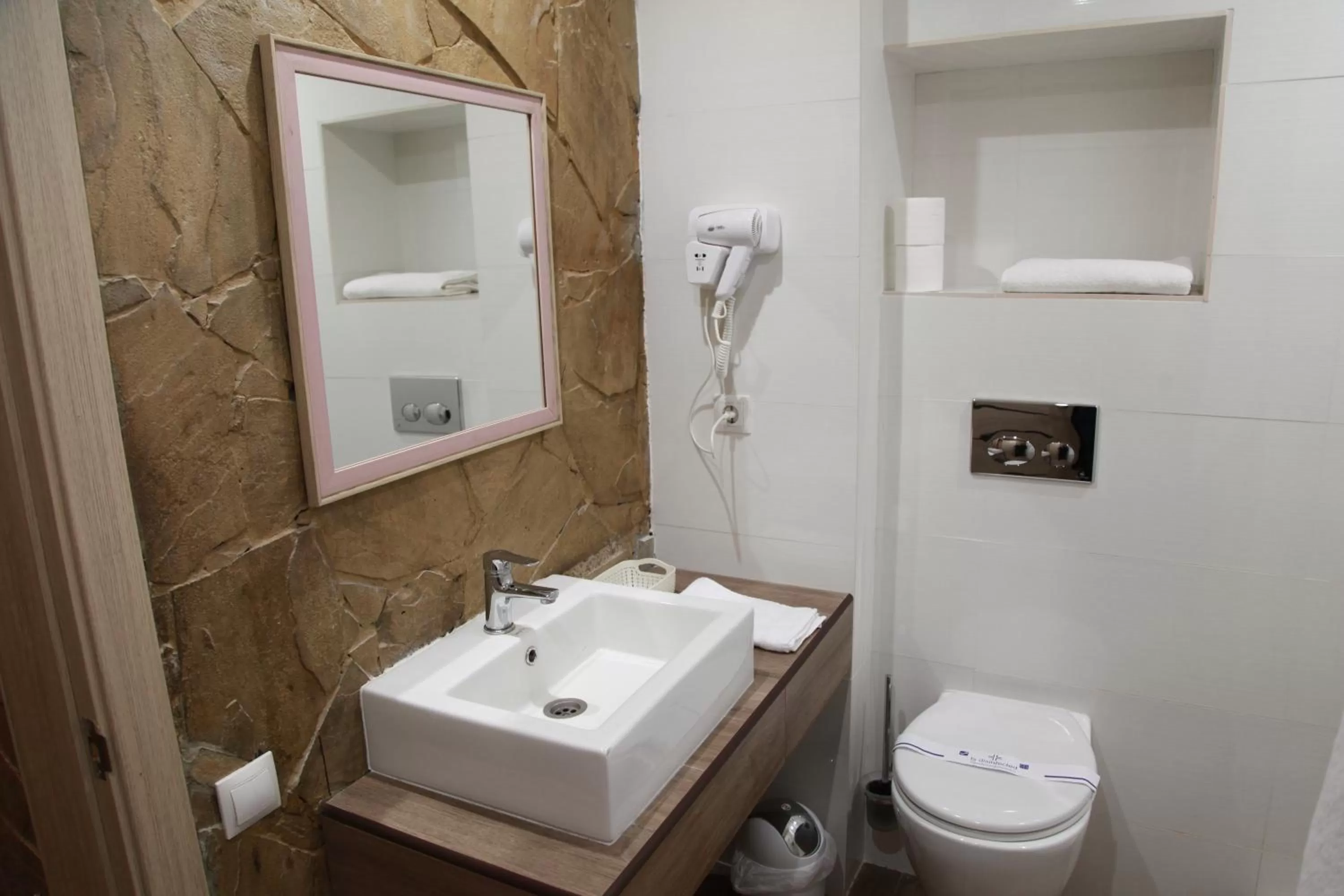 WINE & ROSE BOUTIQUE HOTEL