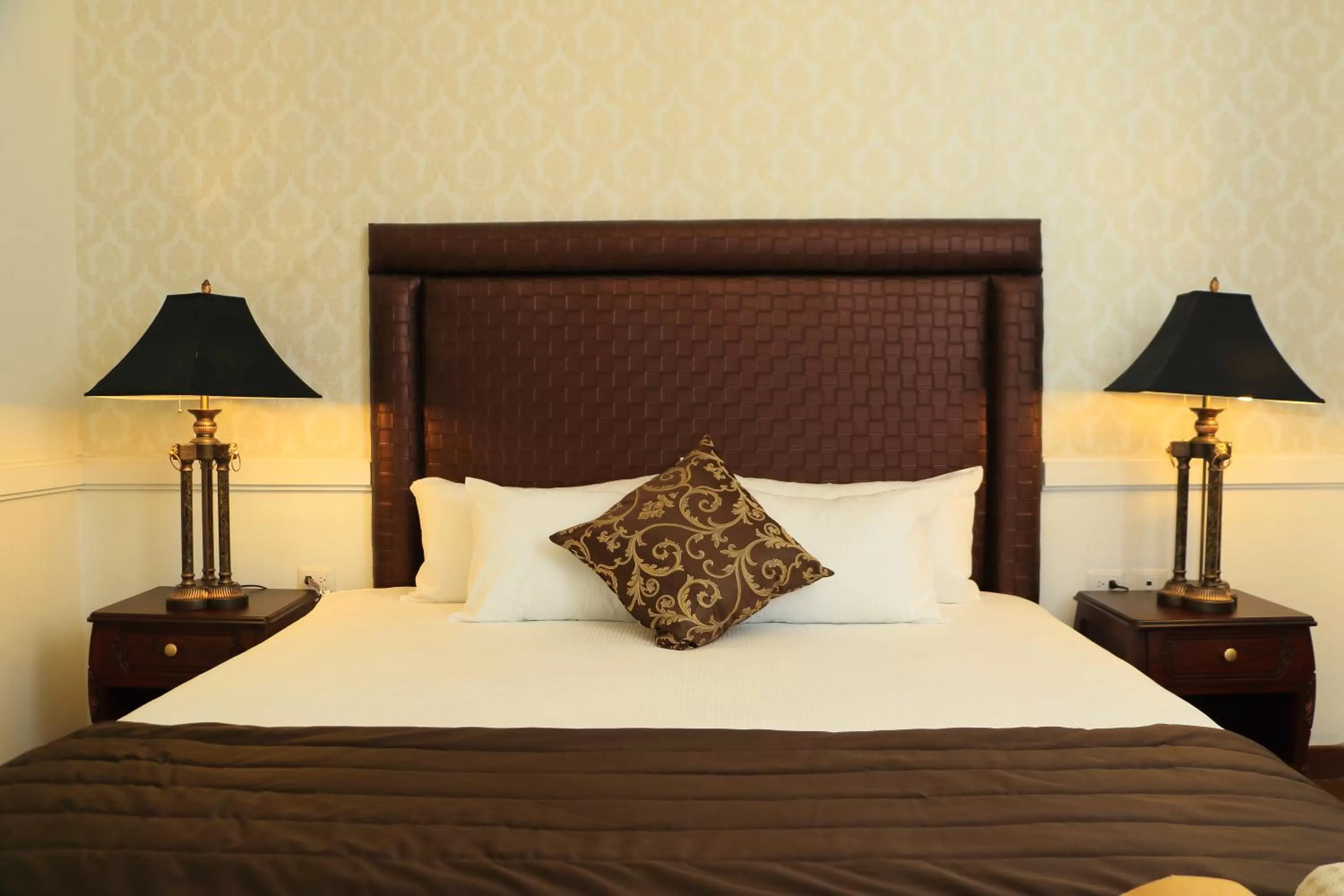 Photo of the whole room, Bed in Presidente Boutique