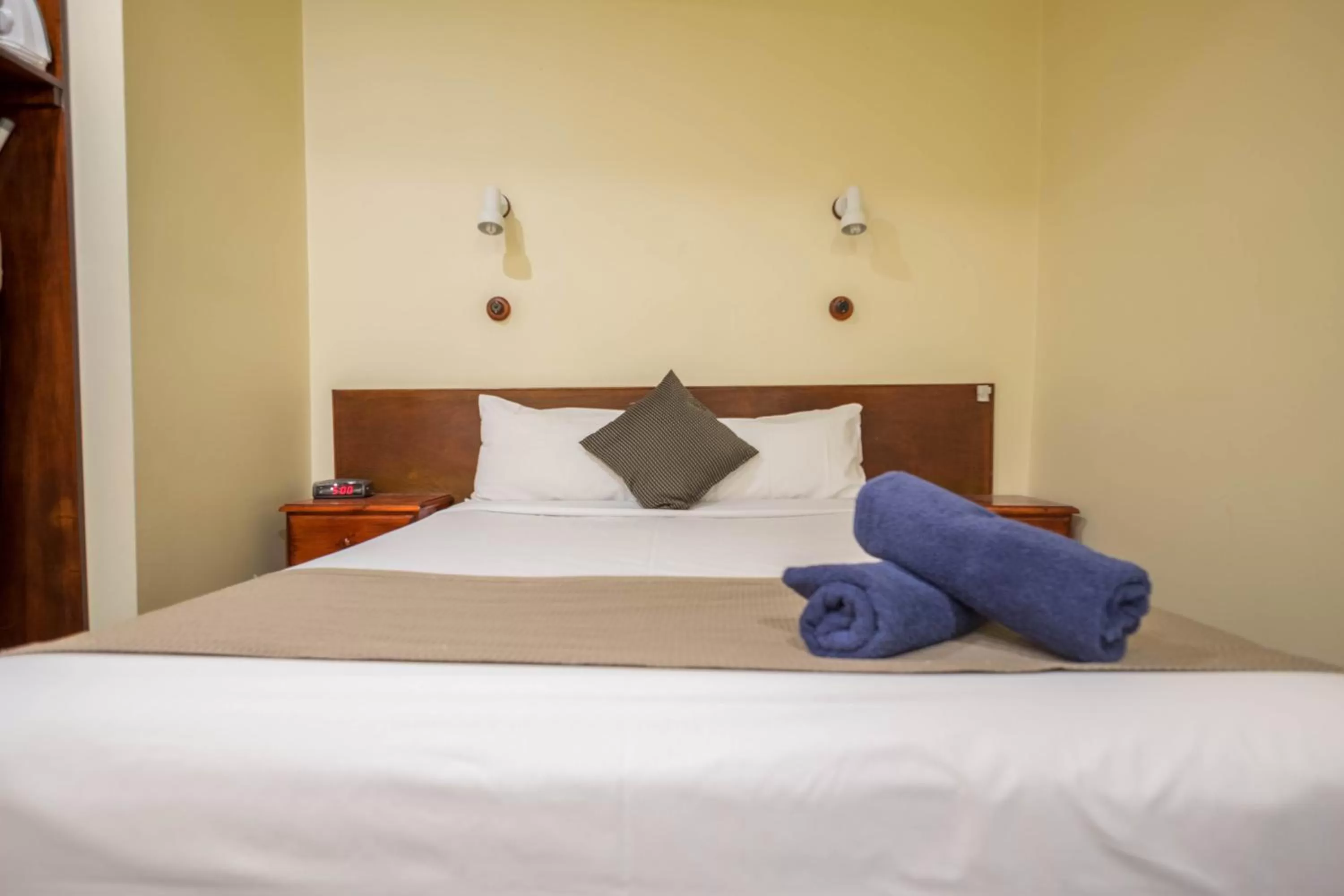 Bed in Pioneer Station Motor Inn