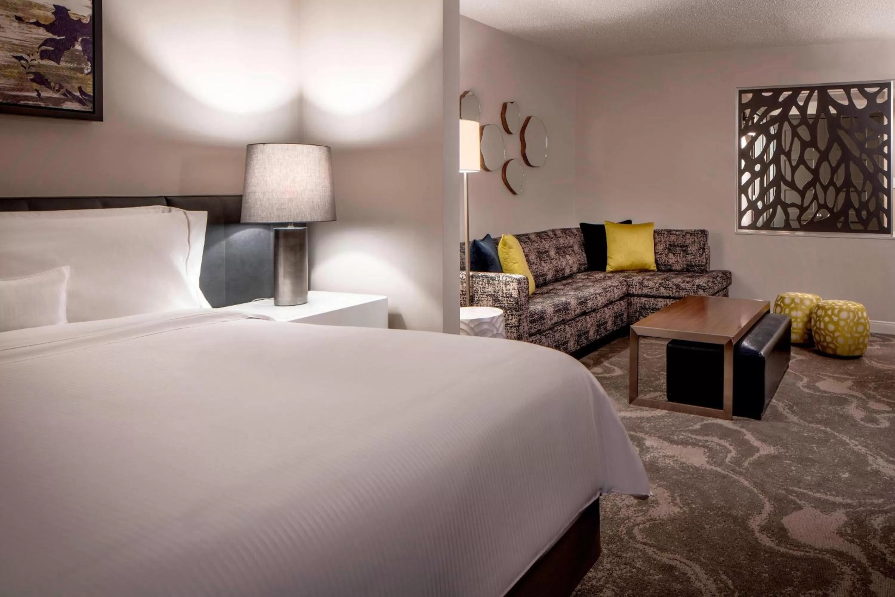 Photo of the whole room, Bed in The Westin Oaks Houston at the Galleria