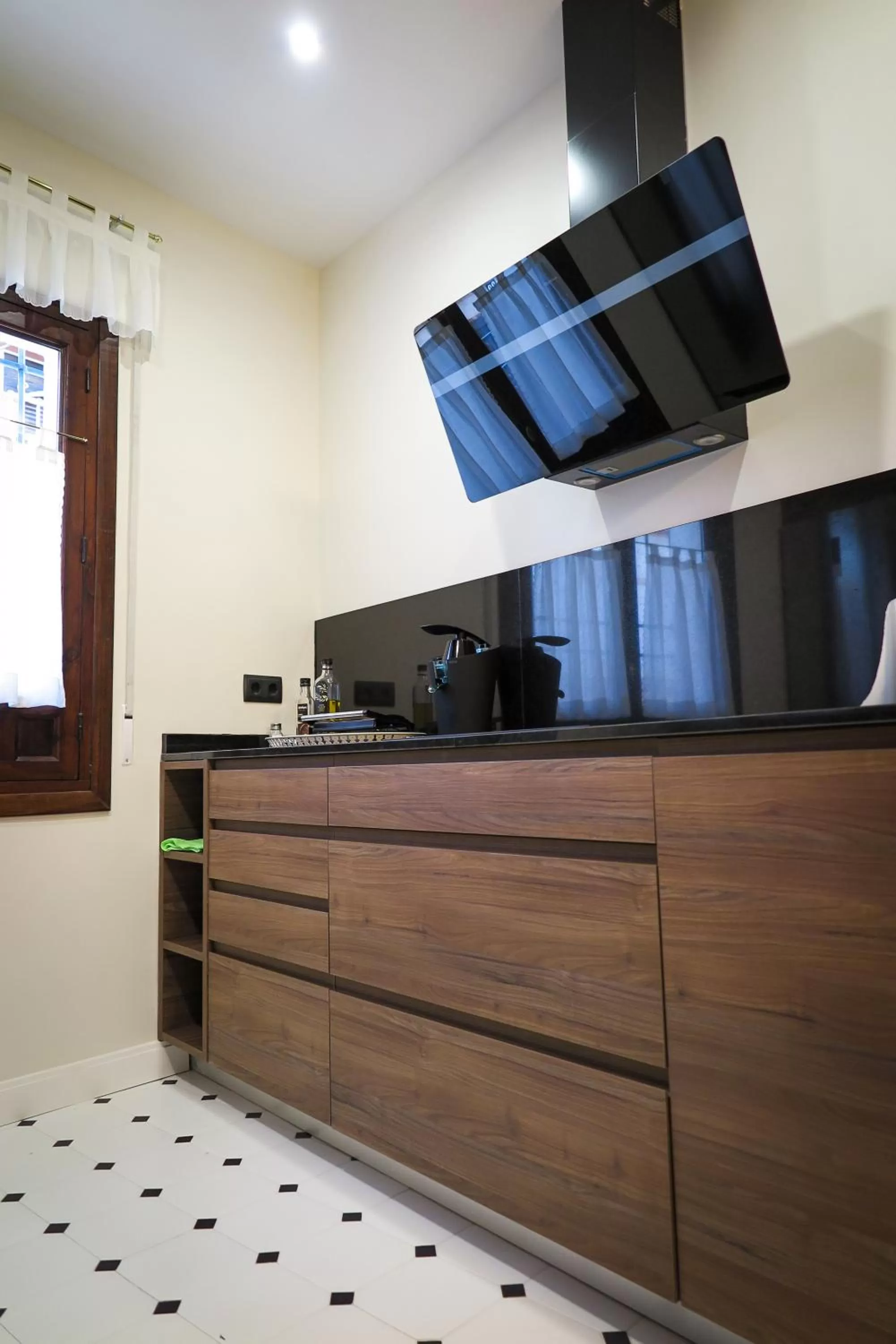 Kitchen or kitchenette, TV/Entertainment Center in Tomé, casa de huéspedes