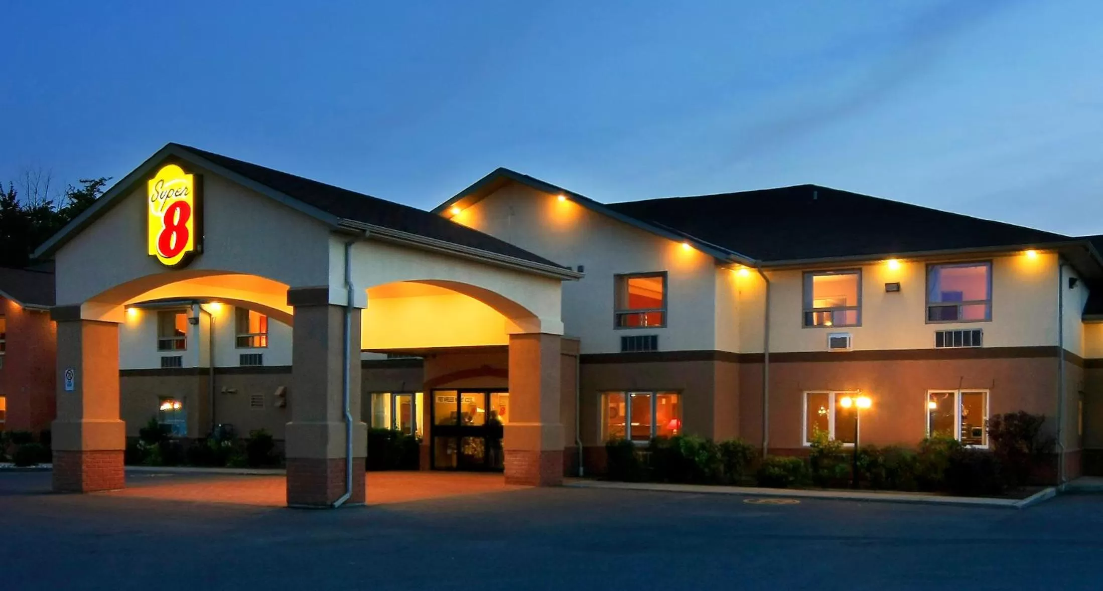 Facade/entrance in Super 8 by Wyndham Cornwall ON