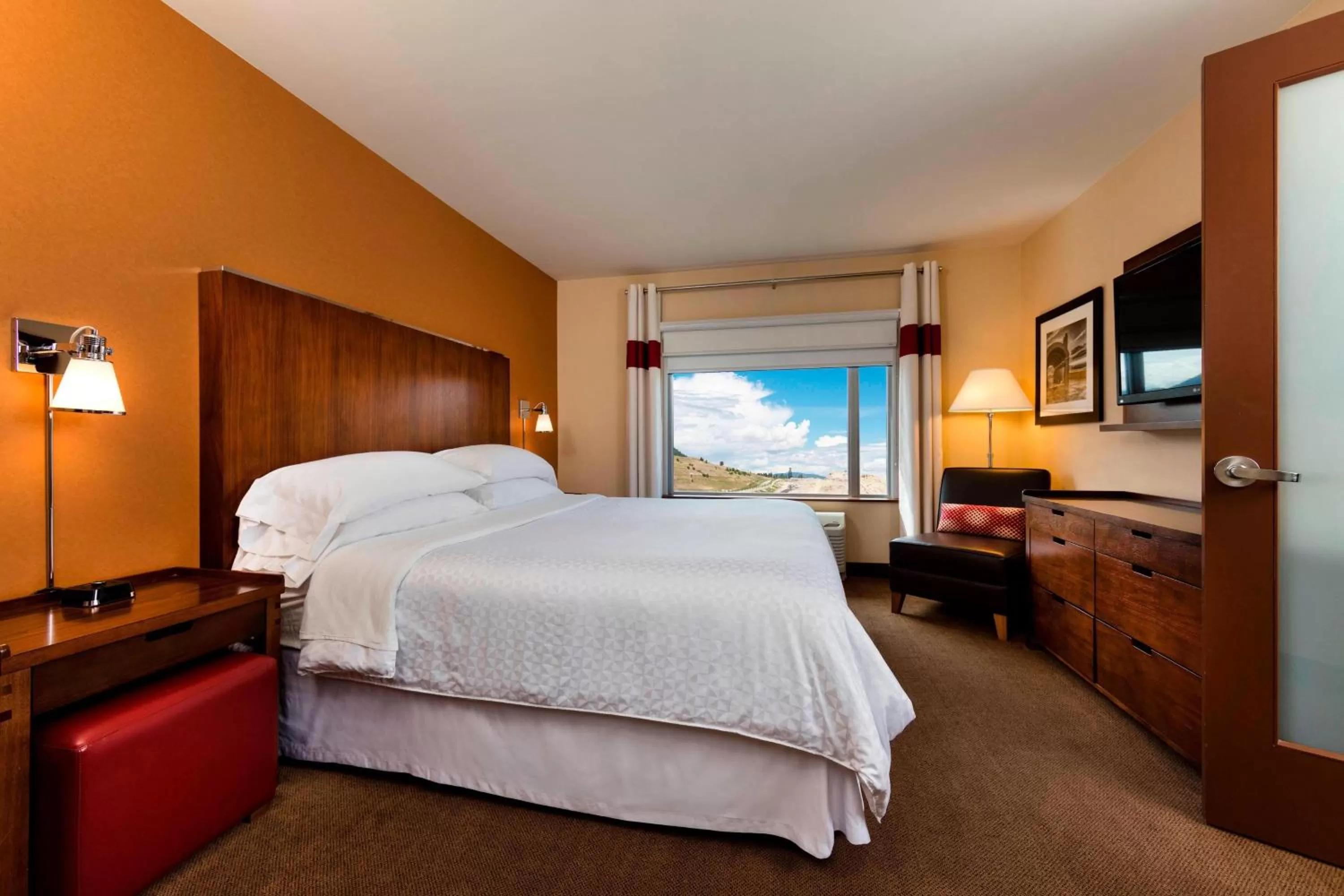 Bedroom, Bed in Four Points by Sheraton Kelowna Airport