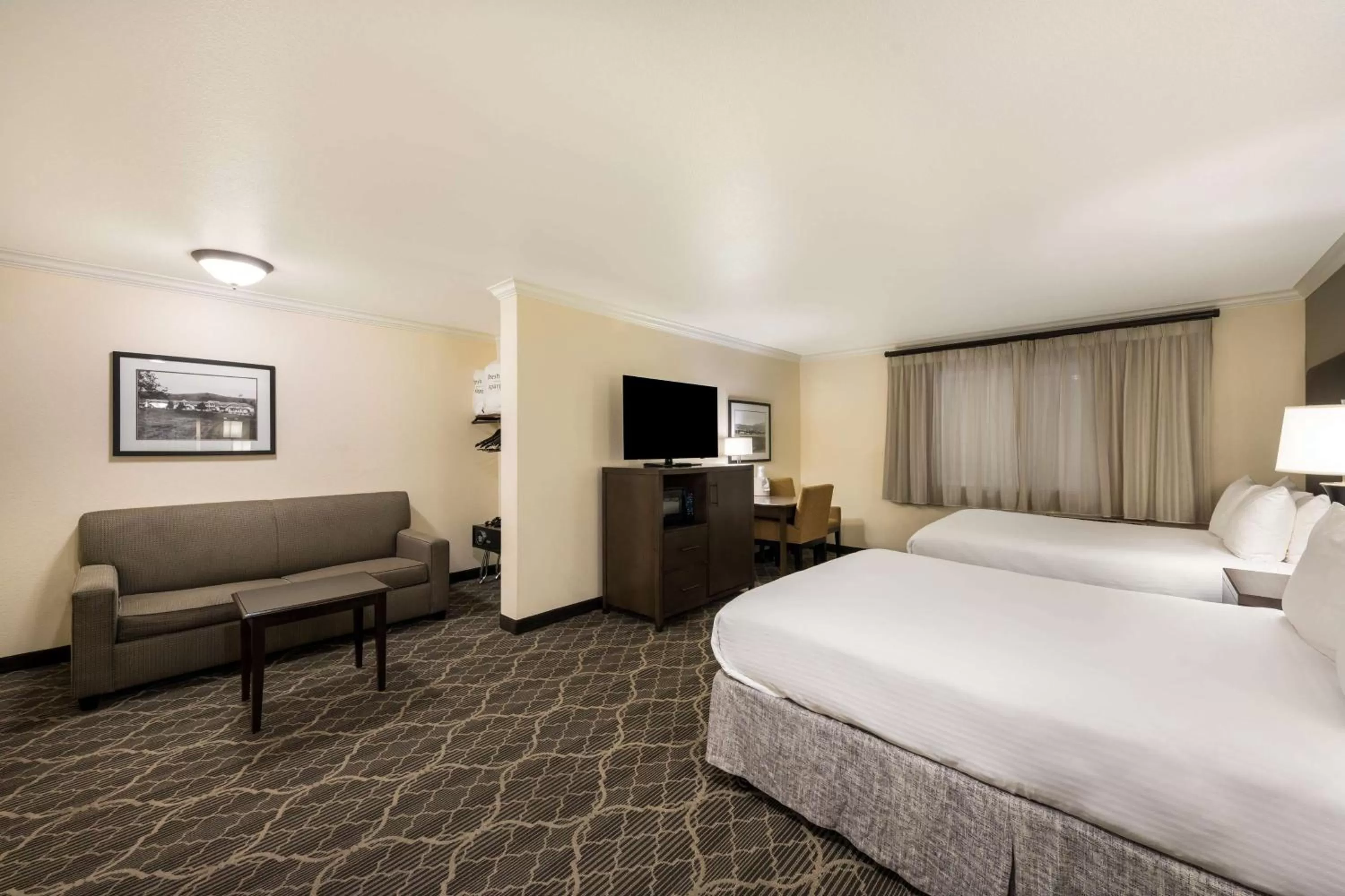 Bedroom, Bed in Best Western Danville Sycamore Inn