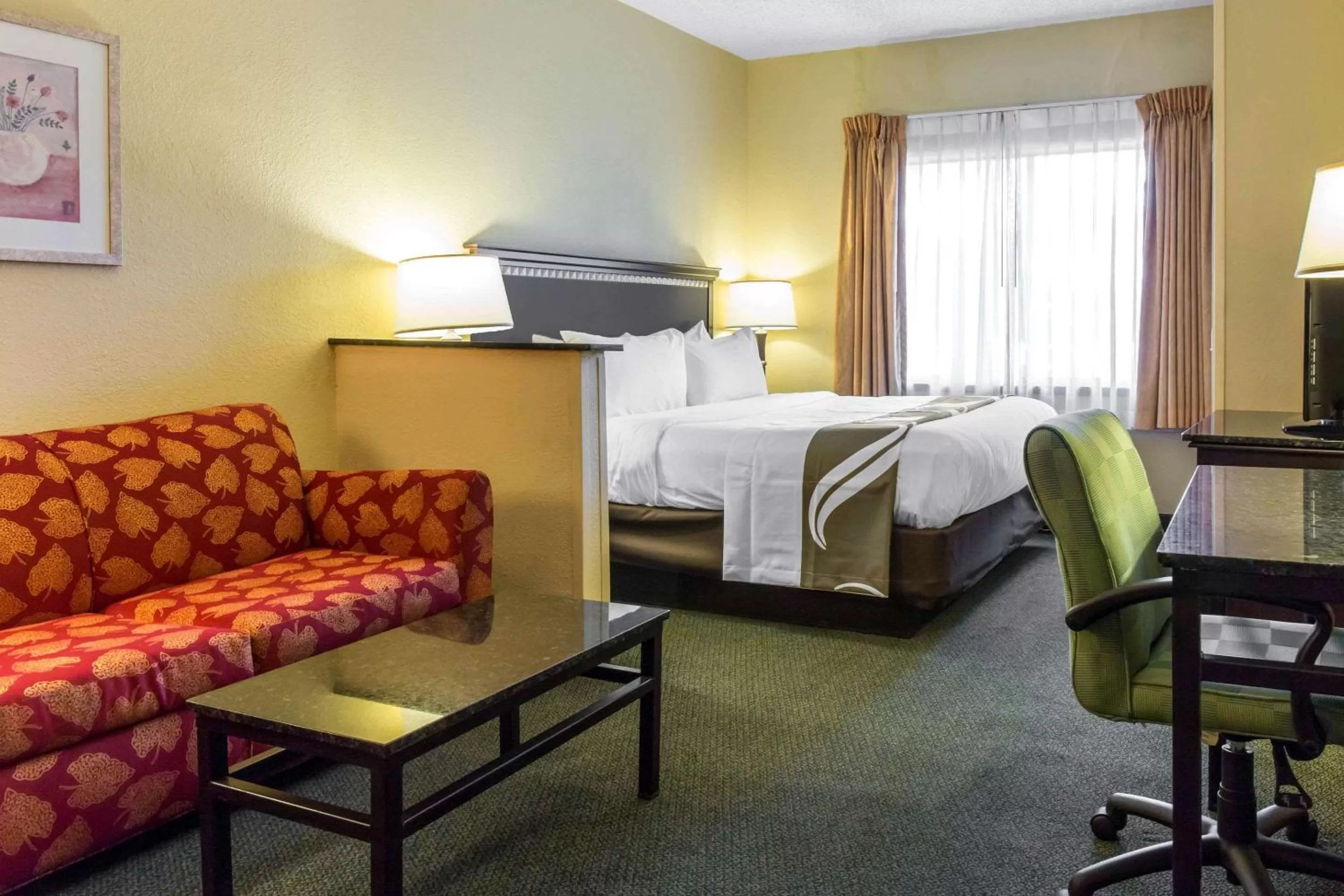 Photo of the whole room, Bed in Mi Casa Hotel