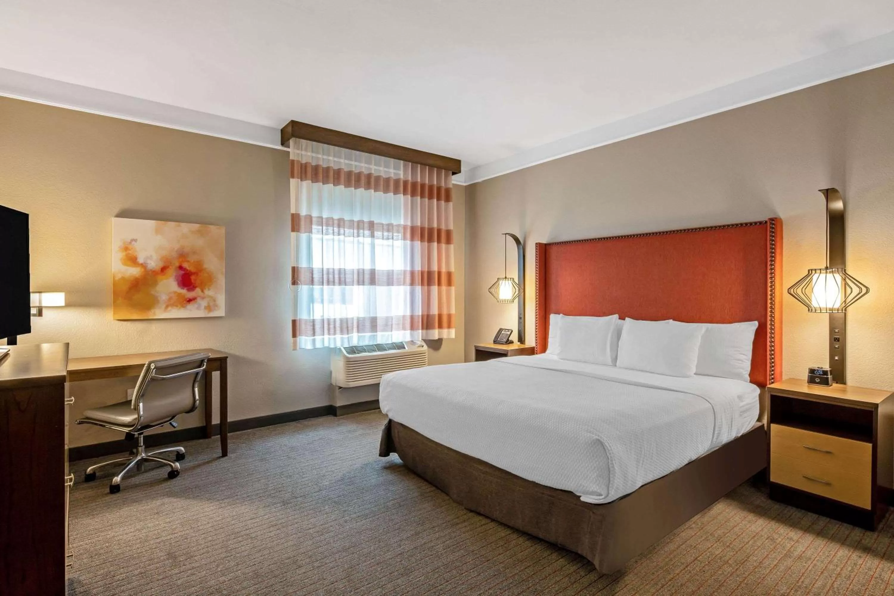 Bed in La Quinta by Wyndham San Francisco Airport North - Free Airport Shuttle