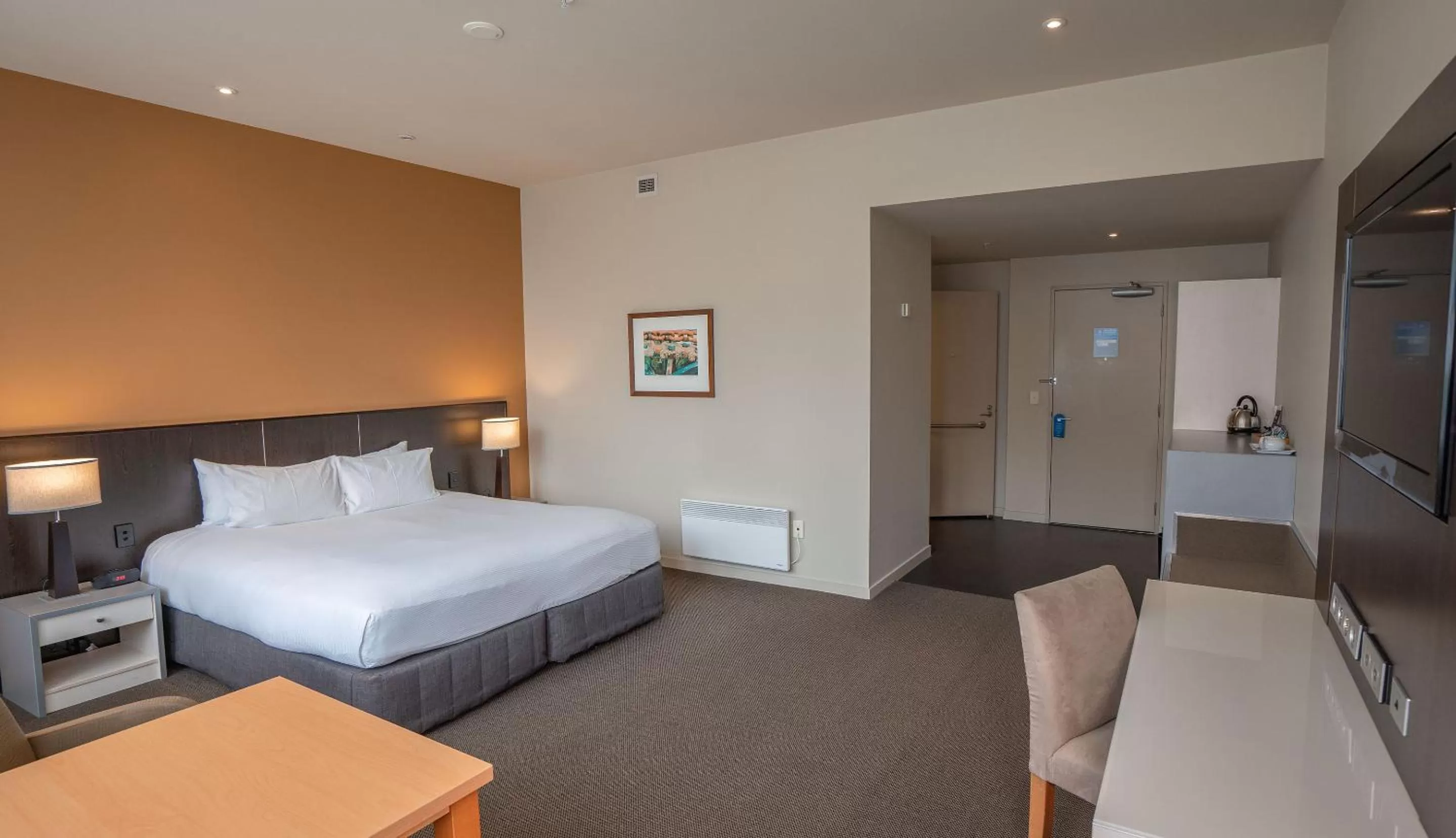 Photo of the whole room, Bed in Scenic Hotel Dunedin City