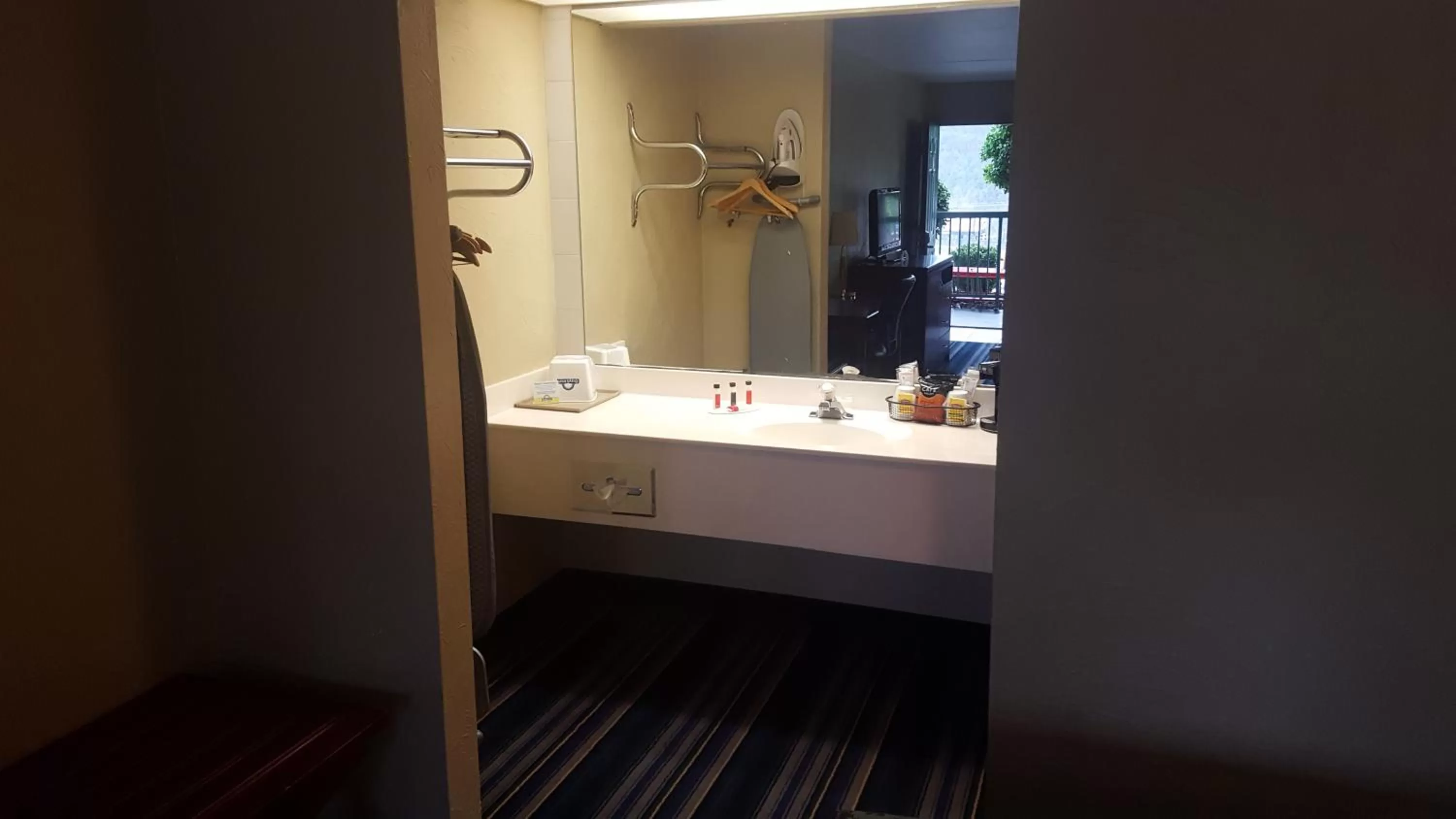 Photo of the whole room, Bathroom in Days Inn by Wyndham Branson/Near the Strip