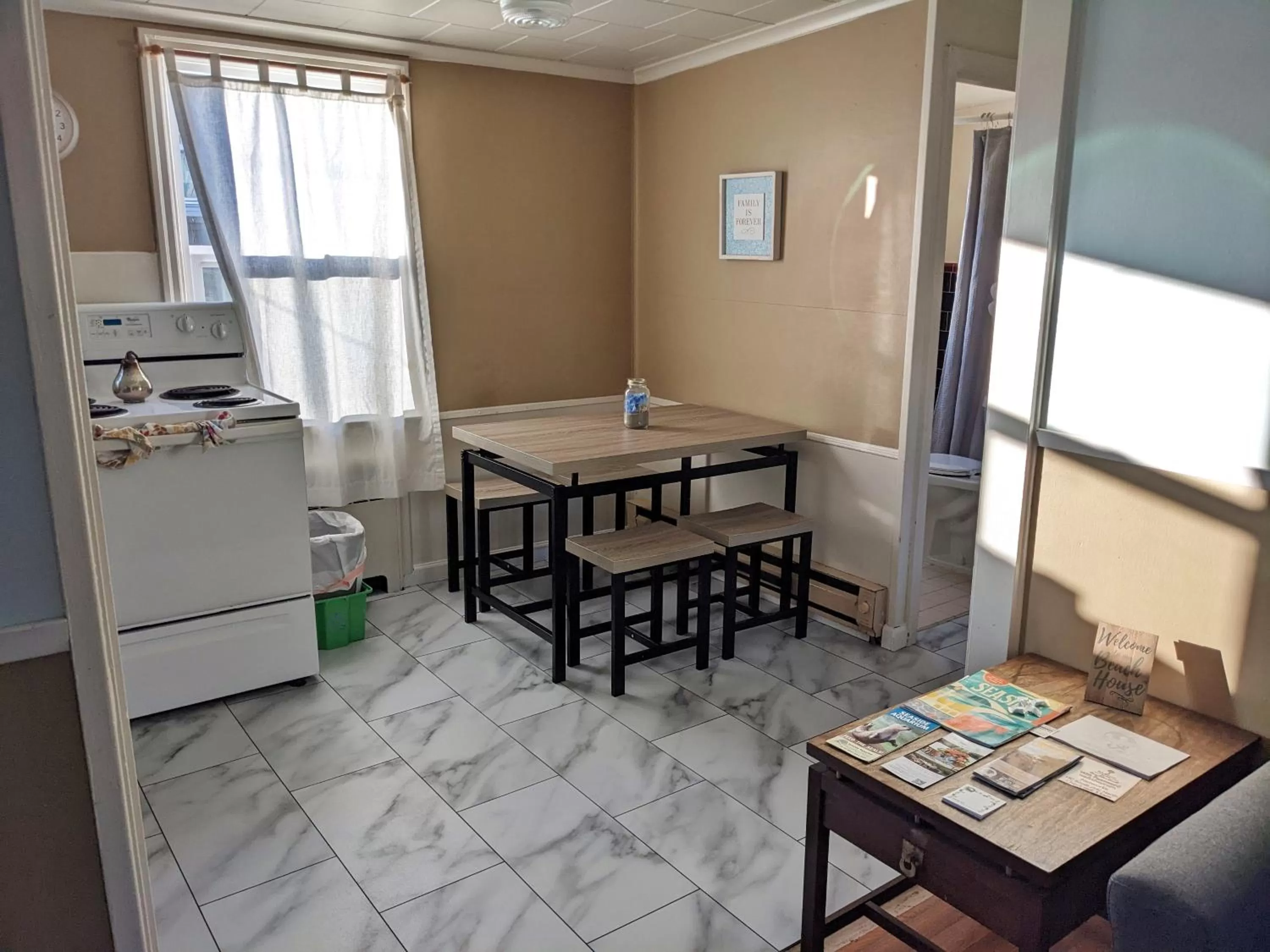 Kitchen or kitchenette in Hillcrest Inn