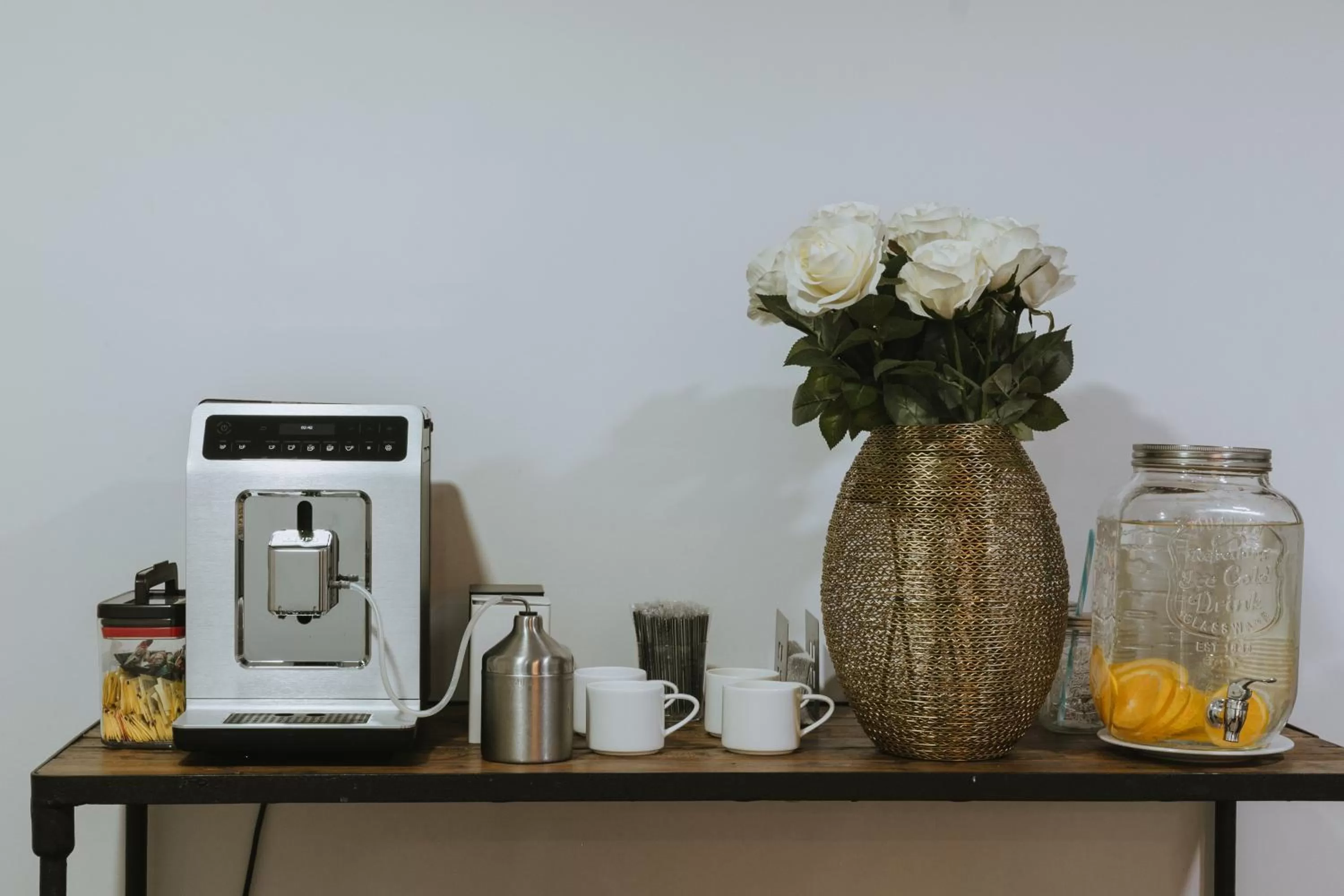 Coffee/tea facilities in Travelers Orange Suites