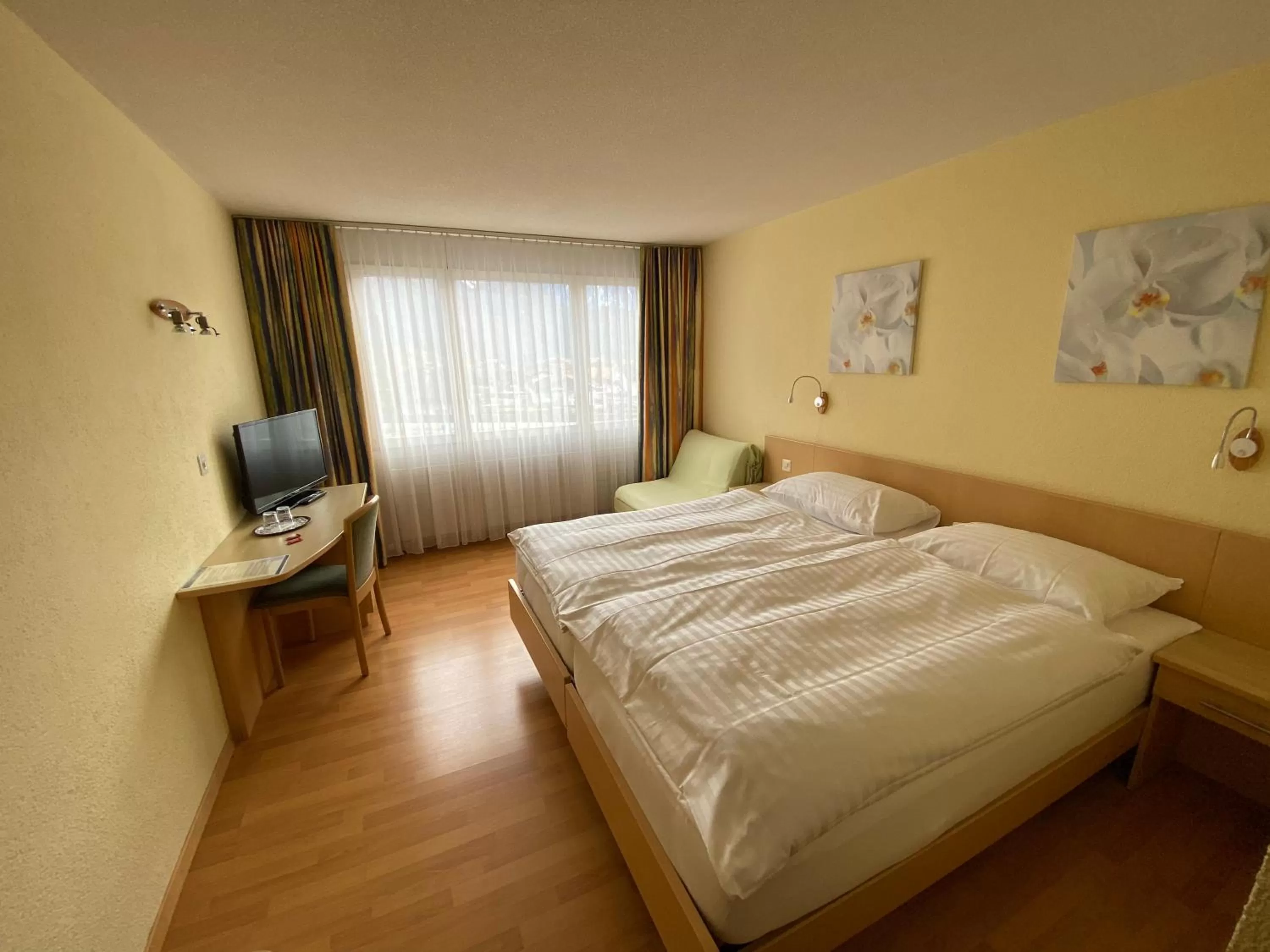 Bed in Hotel Sherlock Holmes & Khana Restaurant "nur 200 m zur Gondelbahn Hasliberg"