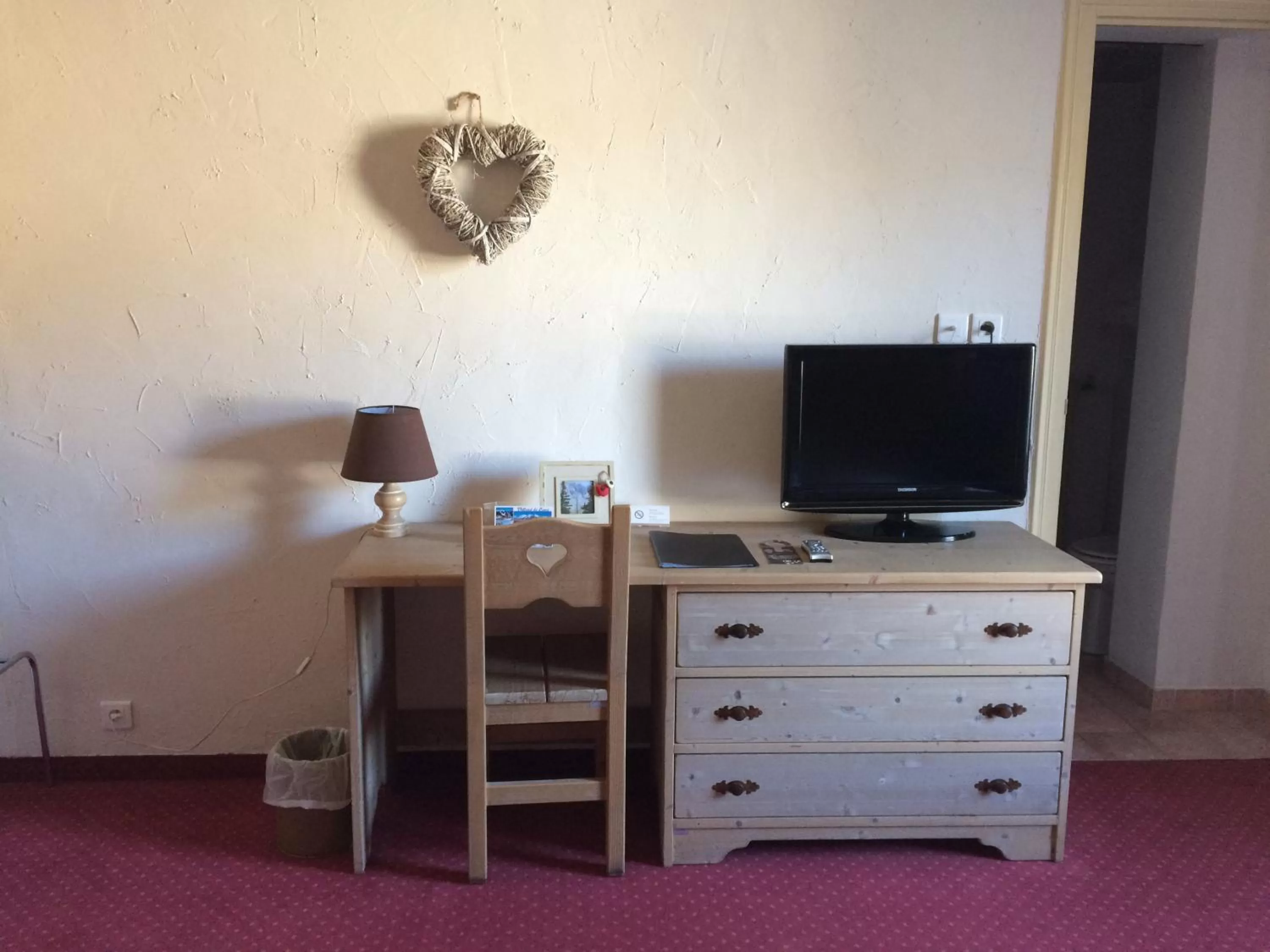 TV and multimedia in Hôtel Le Dauphin