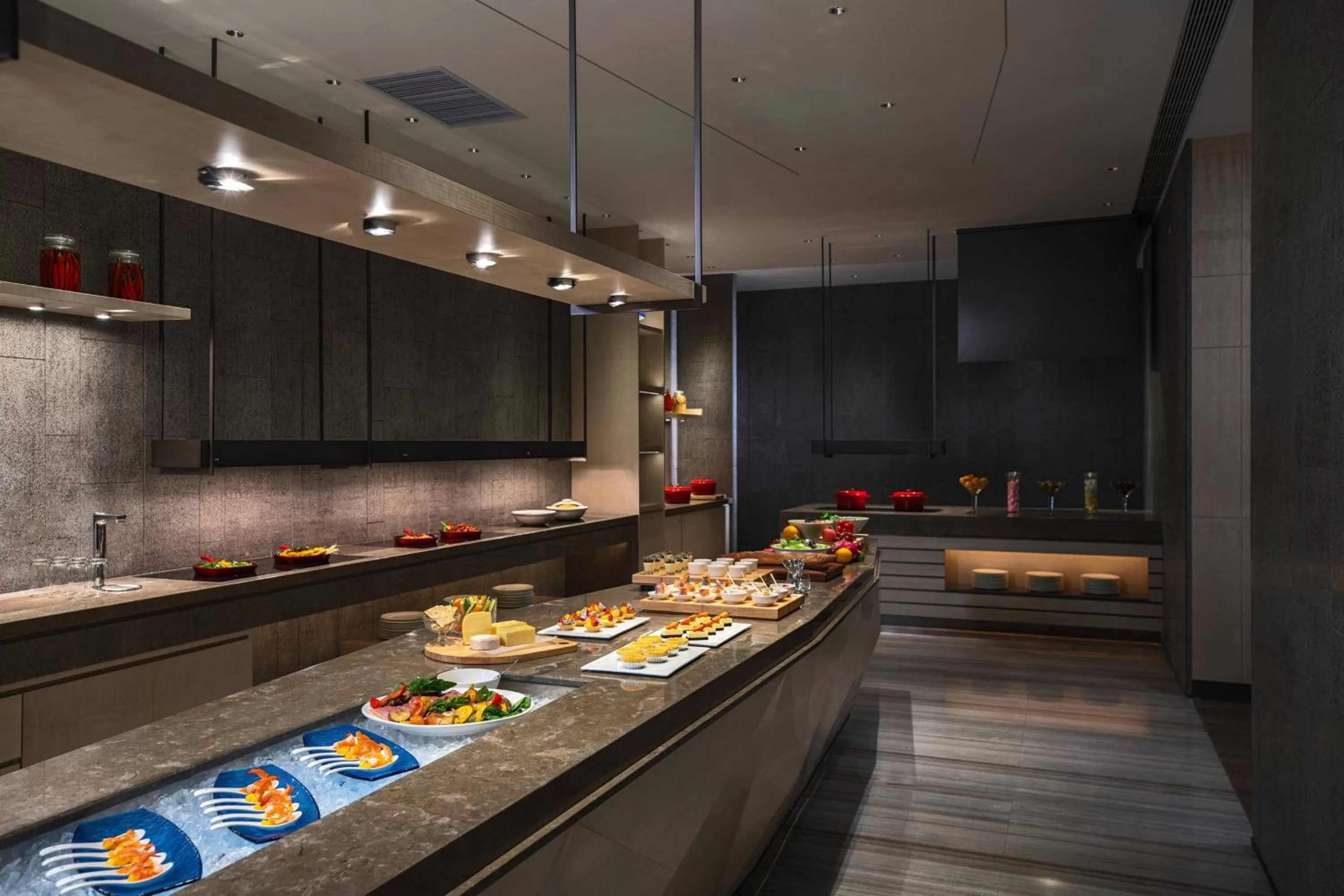 Lounge or bar in Renaissance Shenzhen Luohu Hotel