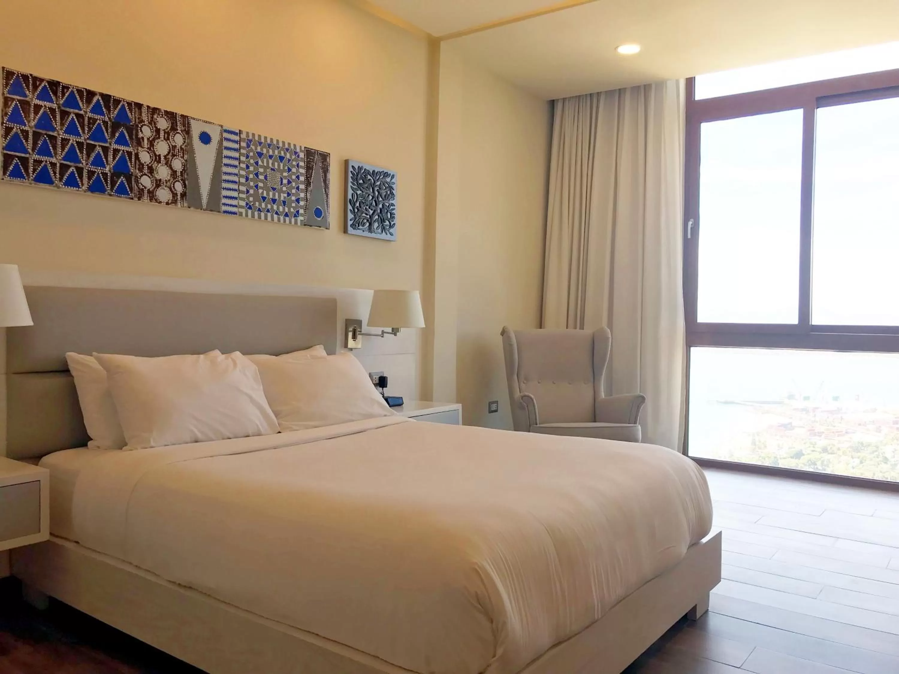 Seating area, Bed in Satama Hotel