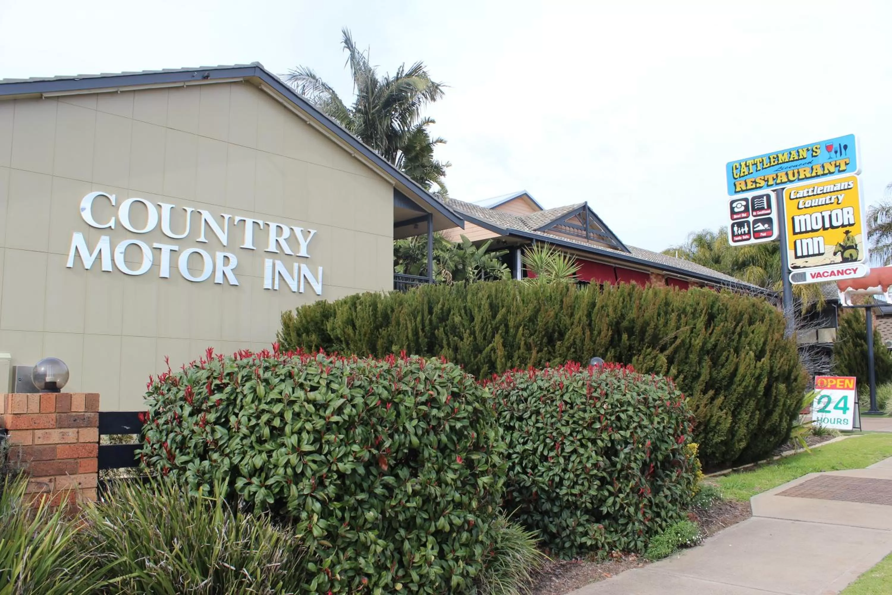 Property building in Cattlemans Country Motor Inn & Serviced Apartments