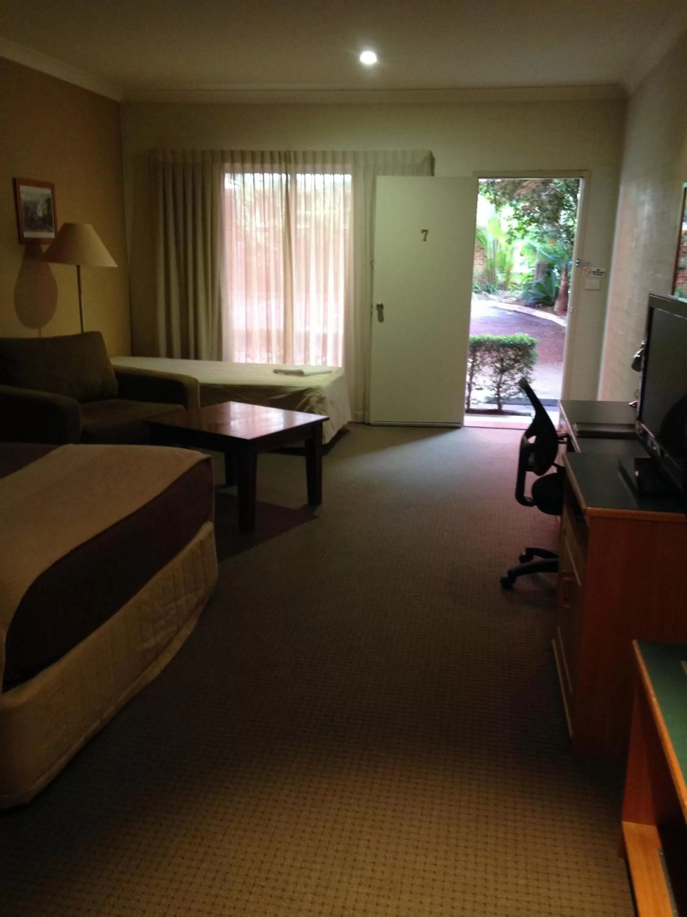 Day, Bed in Francis Phillip Motor Inn and The Lodge