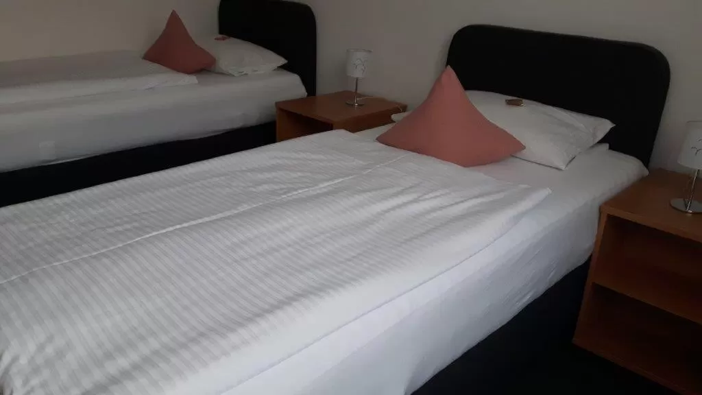 Bed in Hotel-Café-Galerie