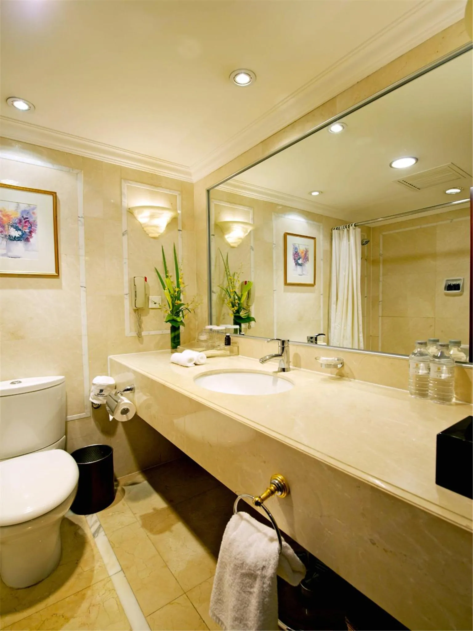 Bathroom in The Kunlun Beijing Jin Jiang Radisson