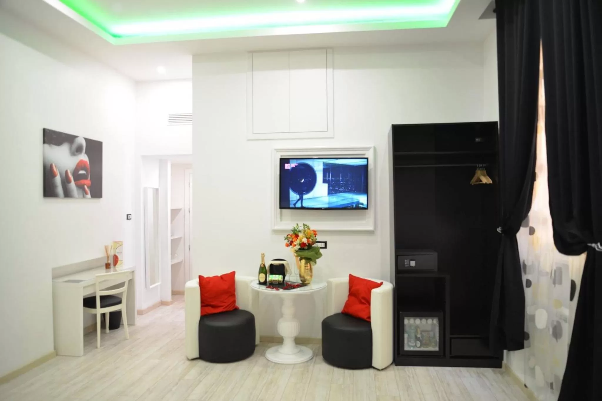 TV and multimedia in Escape Luxury Suite - CA Domus Collection