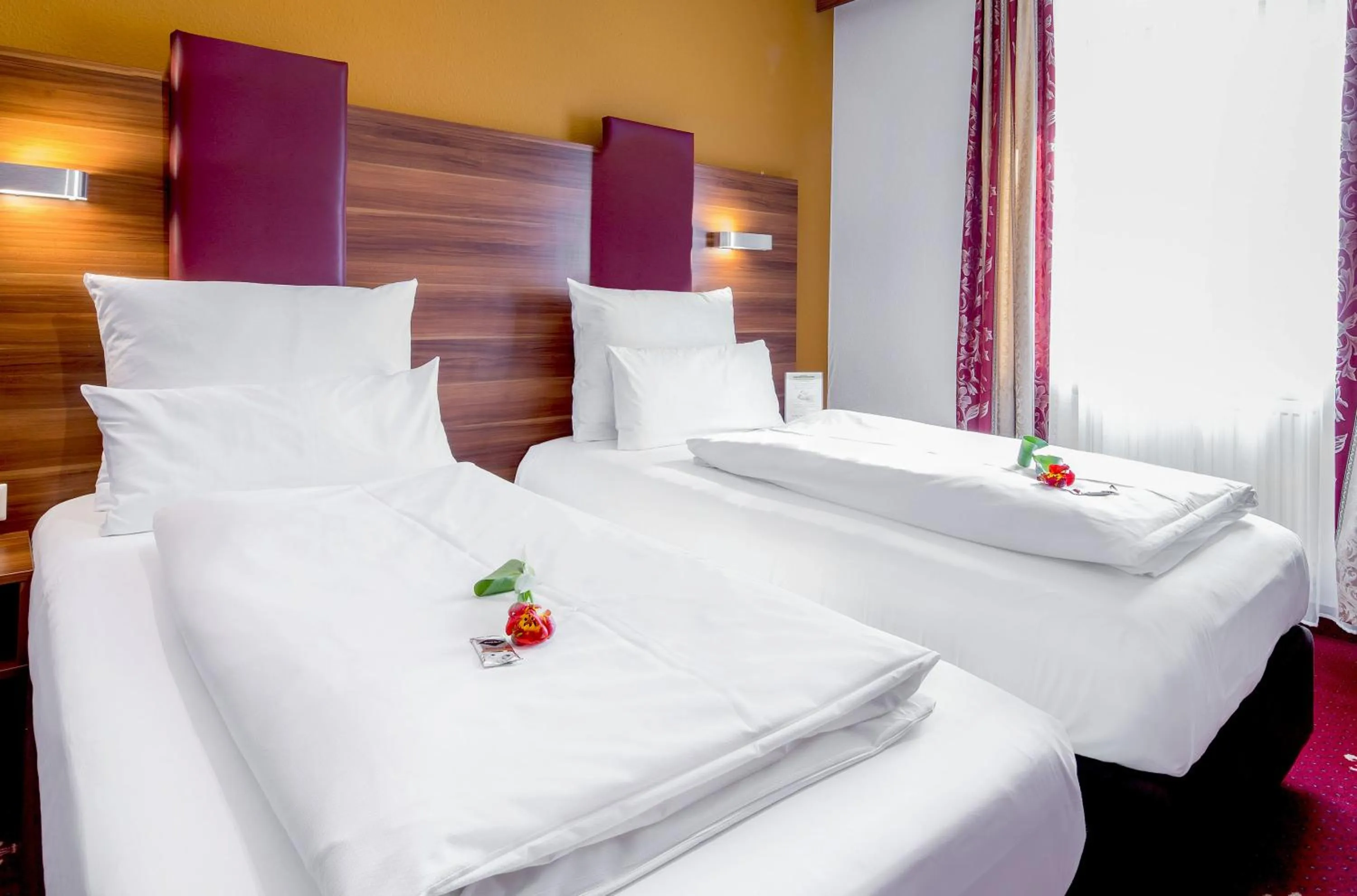 Bed in TIPTOP Hotel Burgschmiet Garni