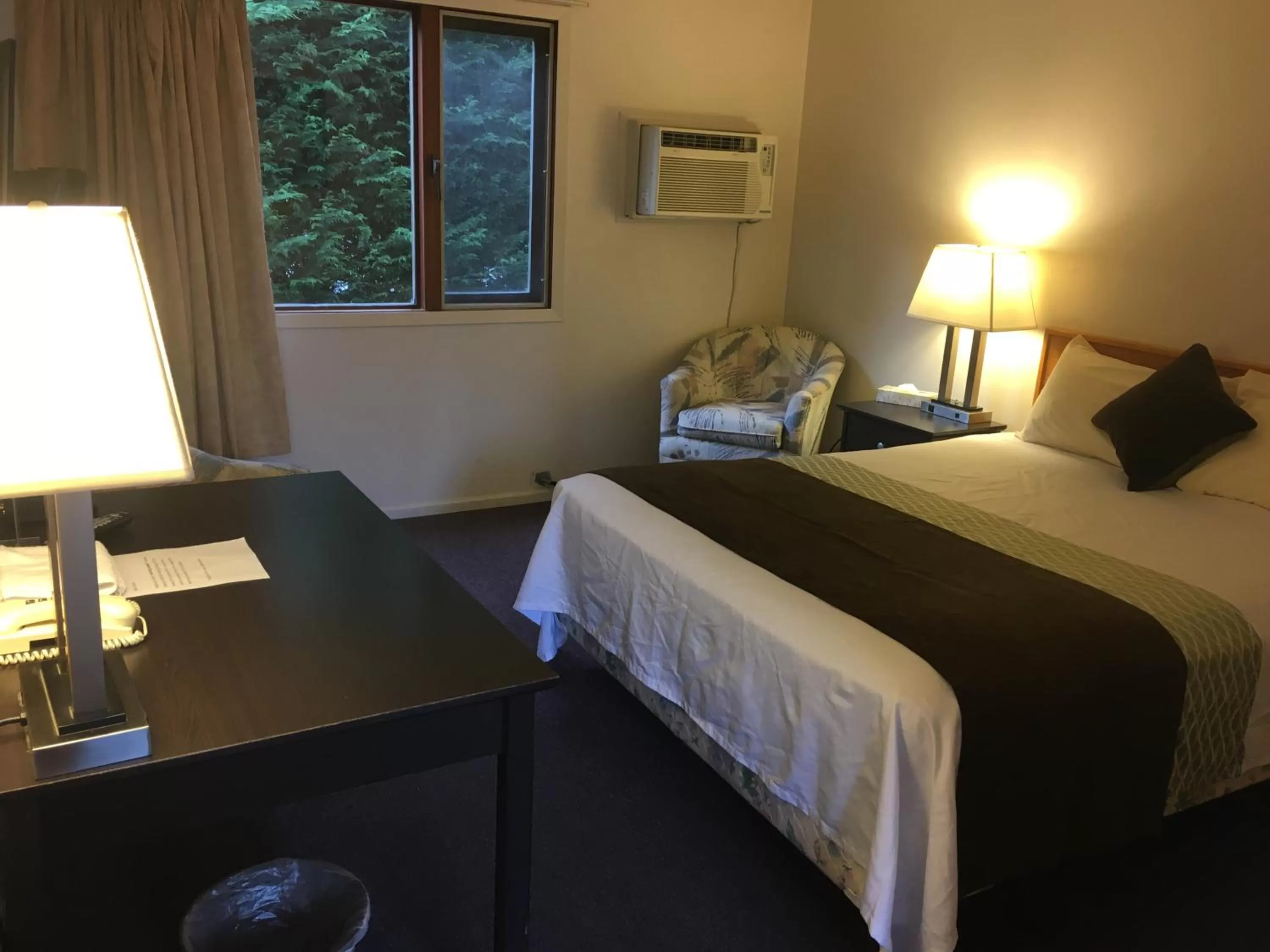 Bed in Fuller Lake Chemainus Motel