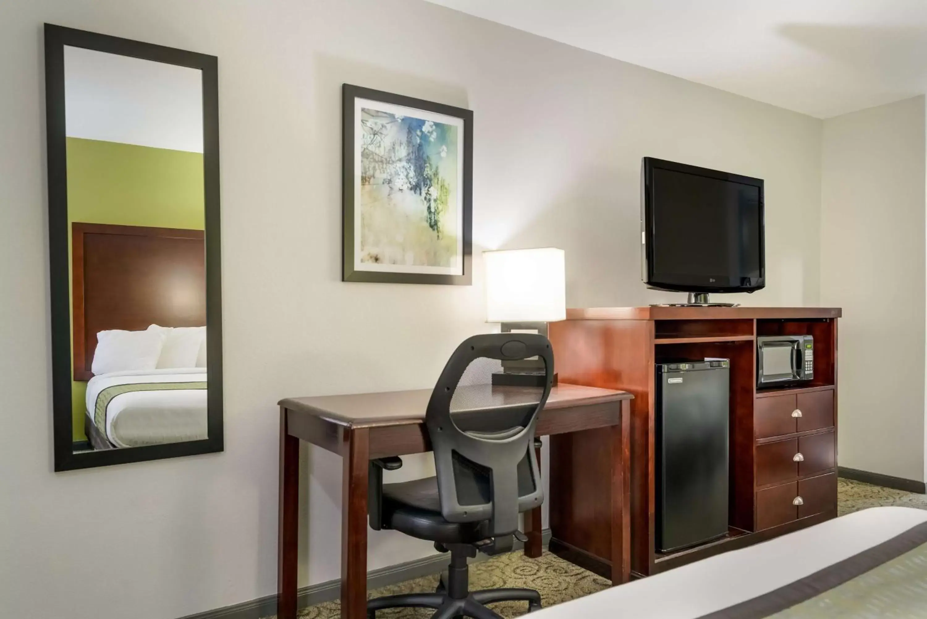 Queen Room with Two Queen Beds and Bath Tub - Disability Access/Smoking in SureStay Hotel by Best Western Deer Park Queen Room with Two Queen Beds and Bath Tub - Disability Access/Smoking in SureStay Hotel by Best Western Deer Park