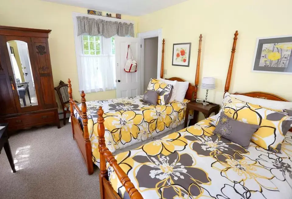 Twin or King Room - Boston Room in Kendall Tavern Inn Bed and Breakfast Twin or King Room - Boston Room in Kendall Tavern Inn Bed and Breakfast