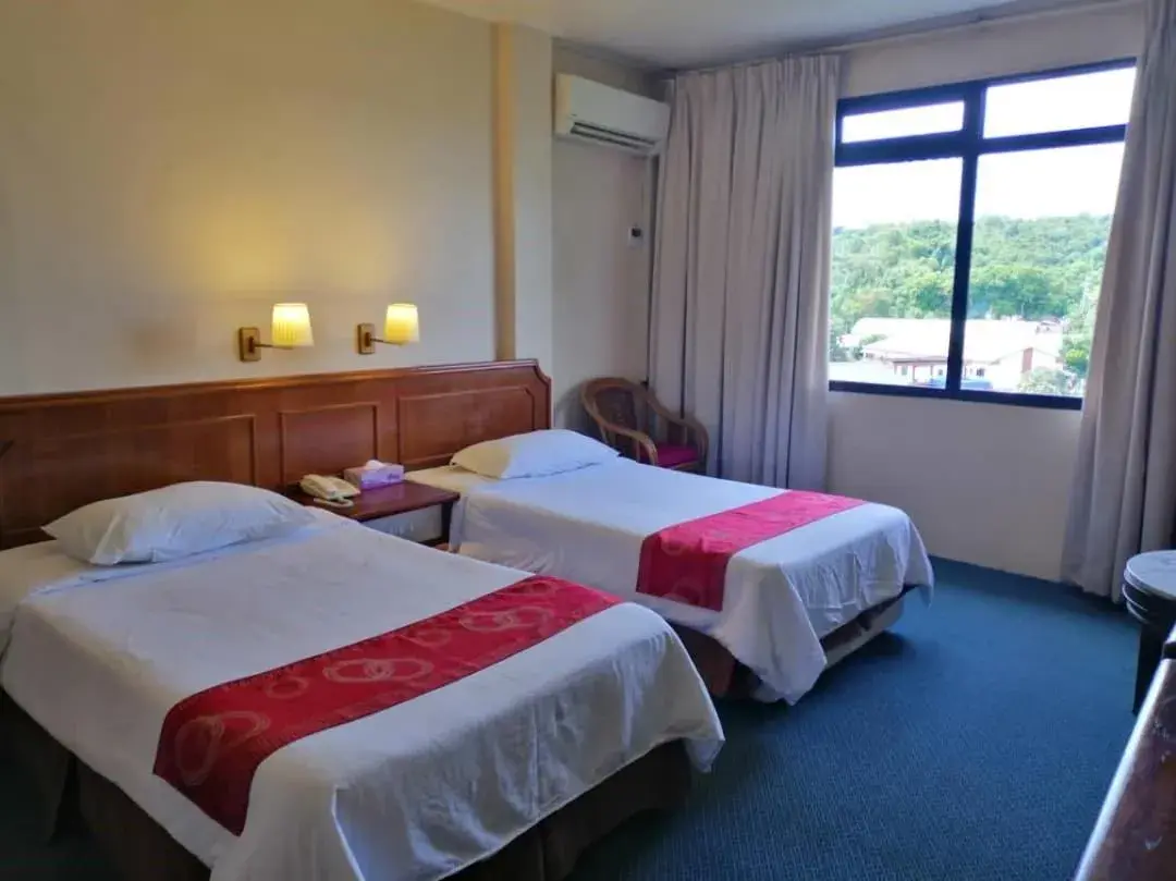 Deluxe Twin Room in Pacific Orient Hotel ( 凯富大酒店 ) Deluxe Twin Room in Pacific Orient Hotel ( 凯富大酒店 )