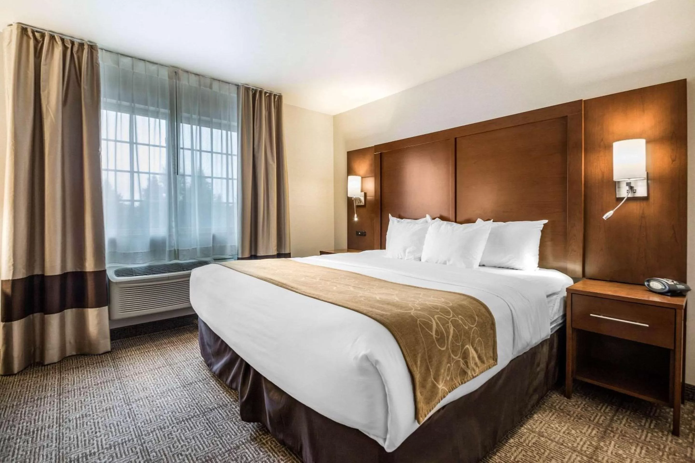 King Suite with Tub in Comfort Suites at Par 4 Resort