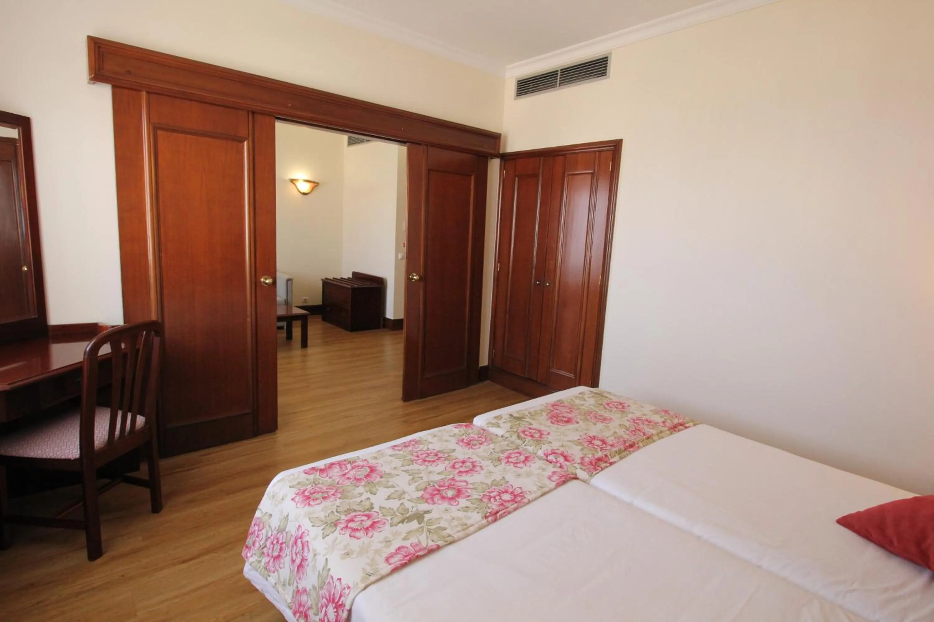Bathroom, Bed in Suite Hotel Jardins Da Ajuda