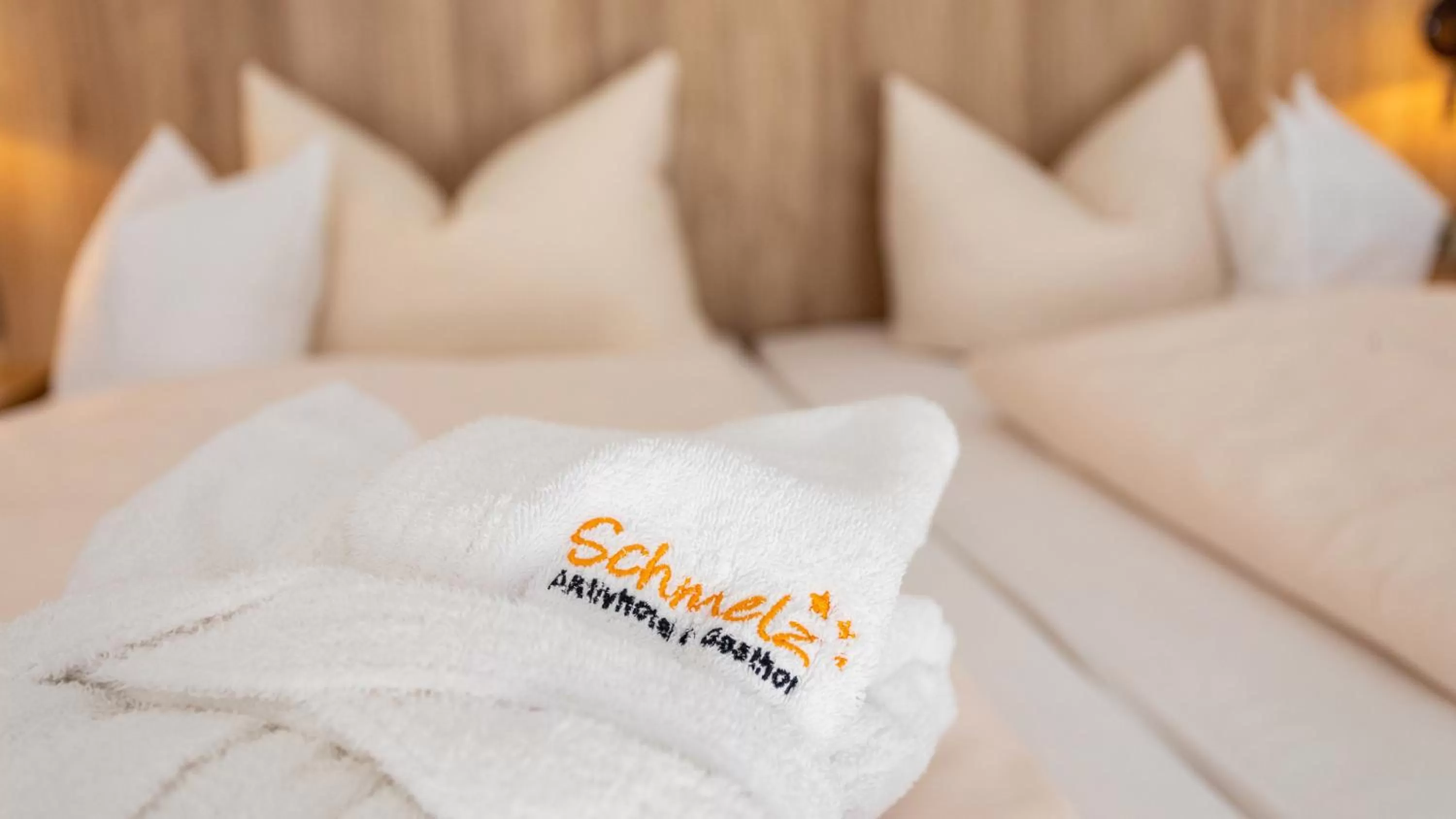 Bed in Aktivhotel & Gasthof Schmelz Ihr familienfreundliches Urlaubs Hotel mit Wellness Almsauna ab Februar Chiemgau Karte