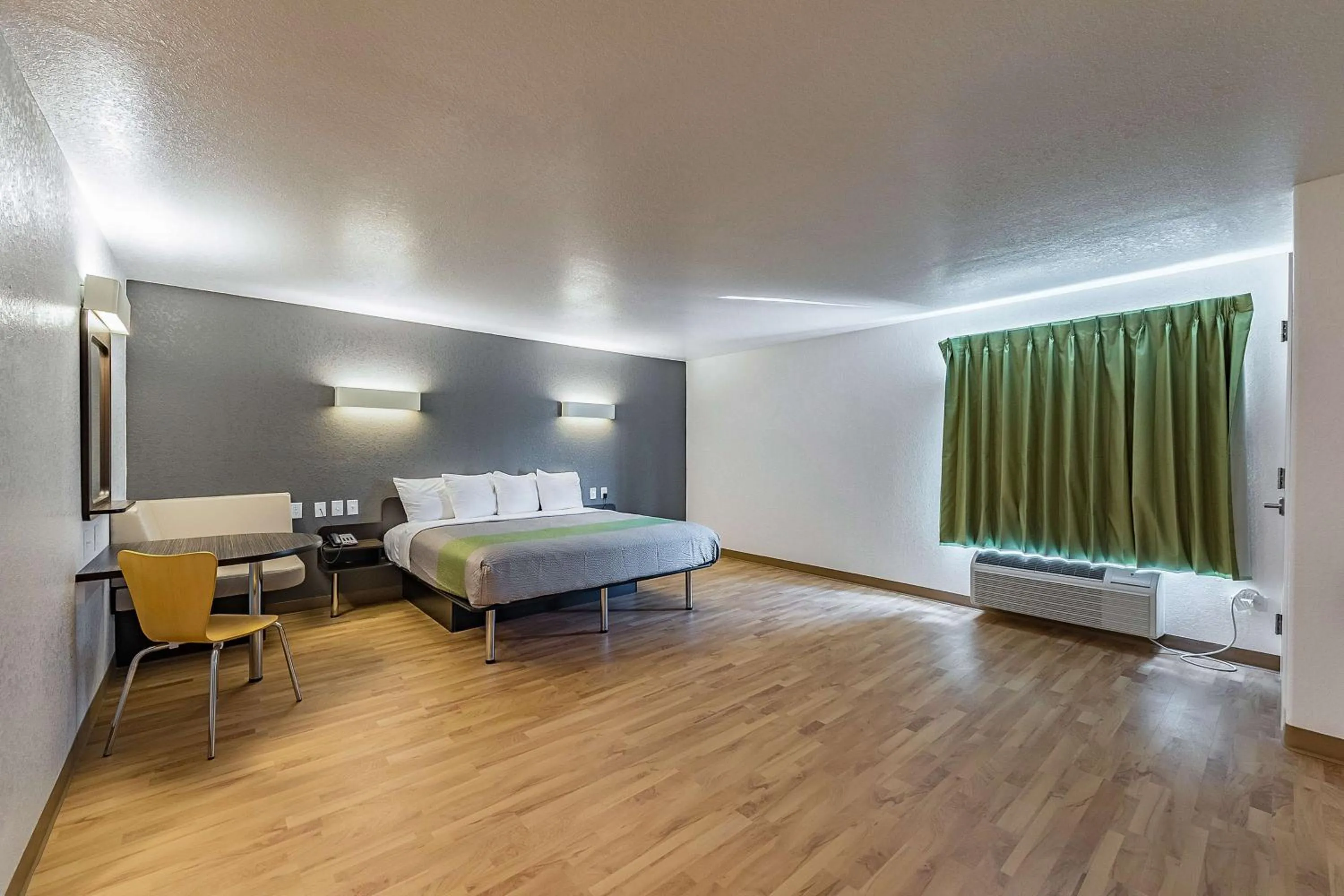 Photo of the whole room, Bed in Studio 6 New Braunfels, Tx