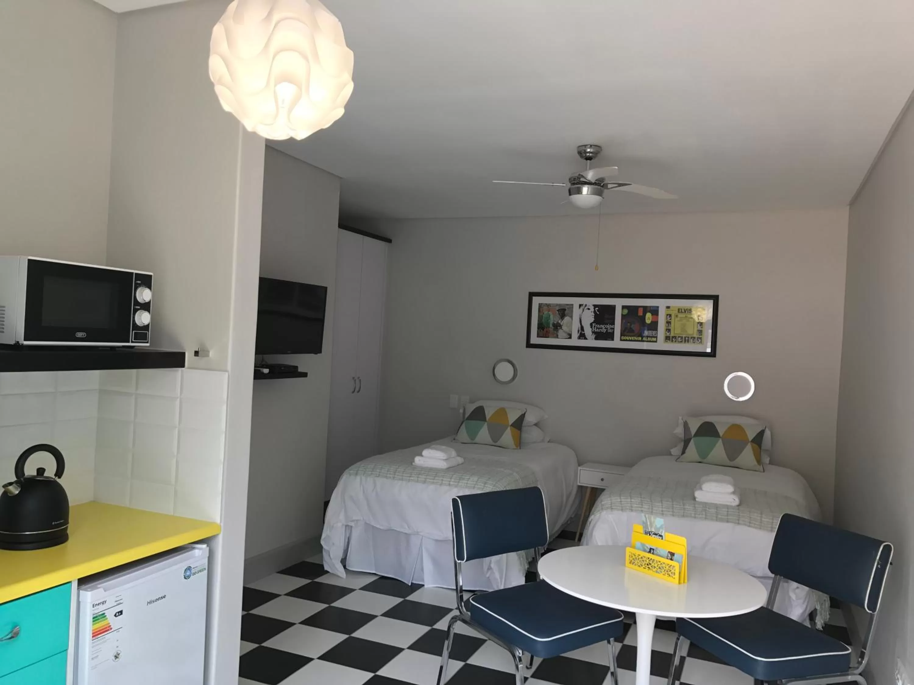 Kitchen or kitchenette, Dining Area in HP Twelve Accommodation