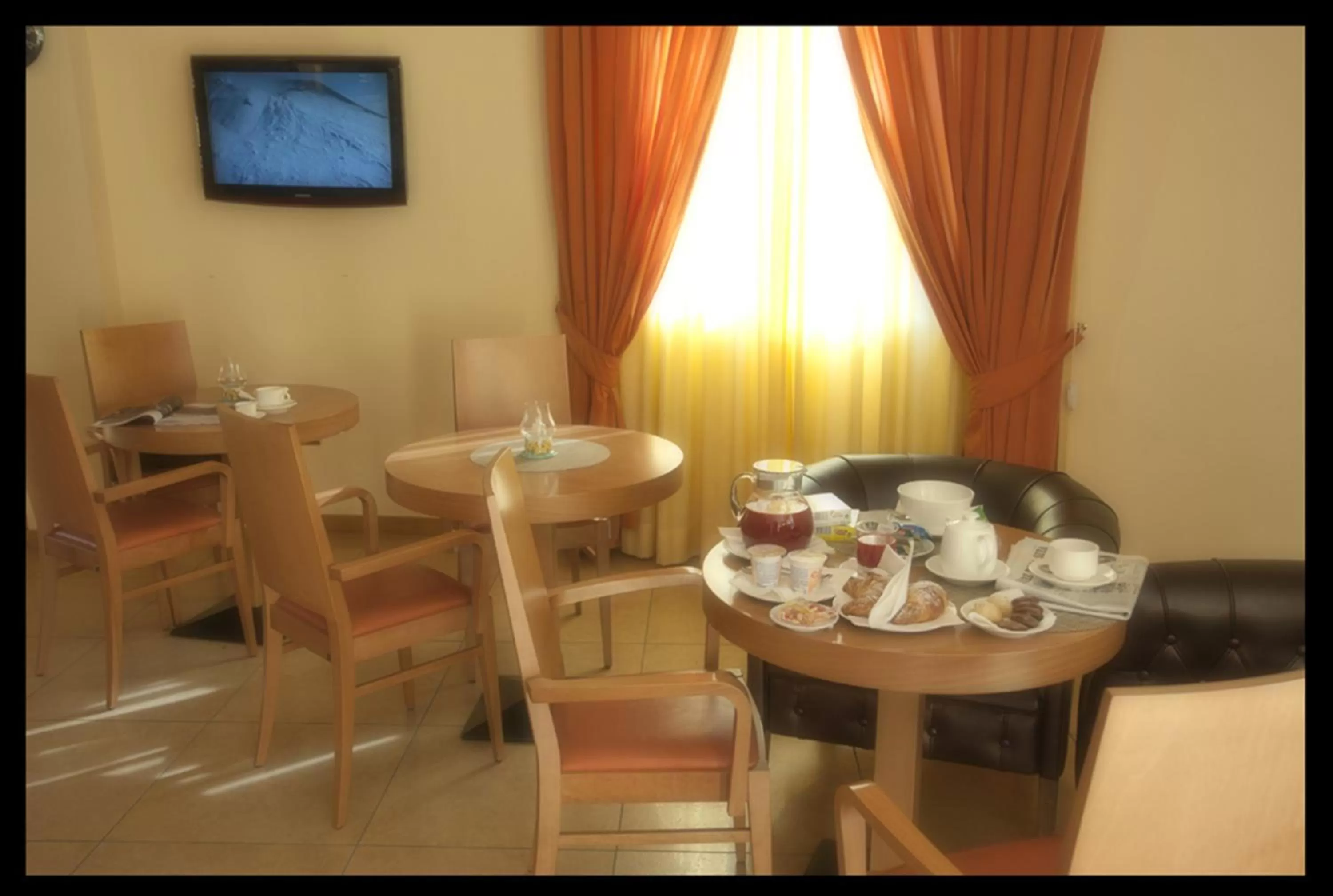 Restaurant/places to eat in City Hotel