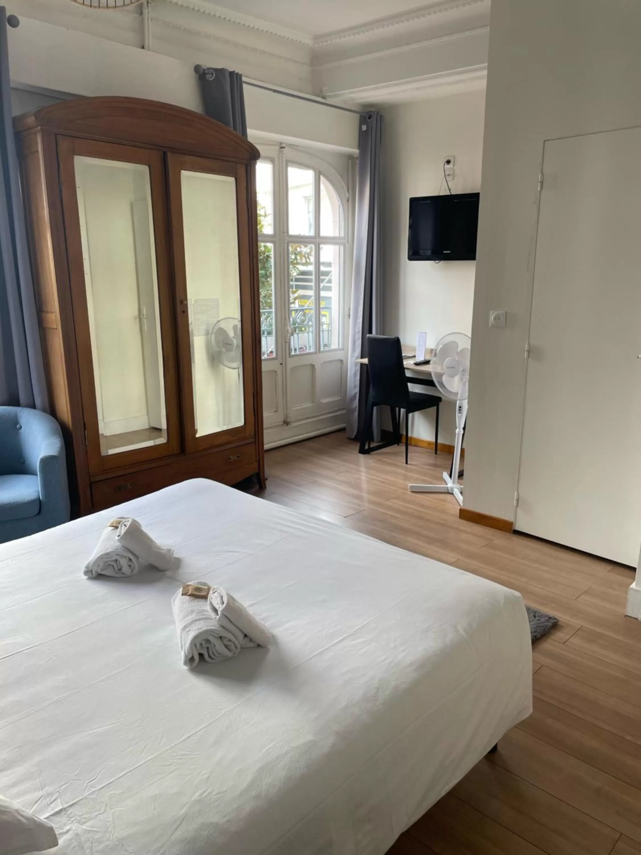 Seating area, Bed in Hôtel & Restaurant Le Patio VICHY