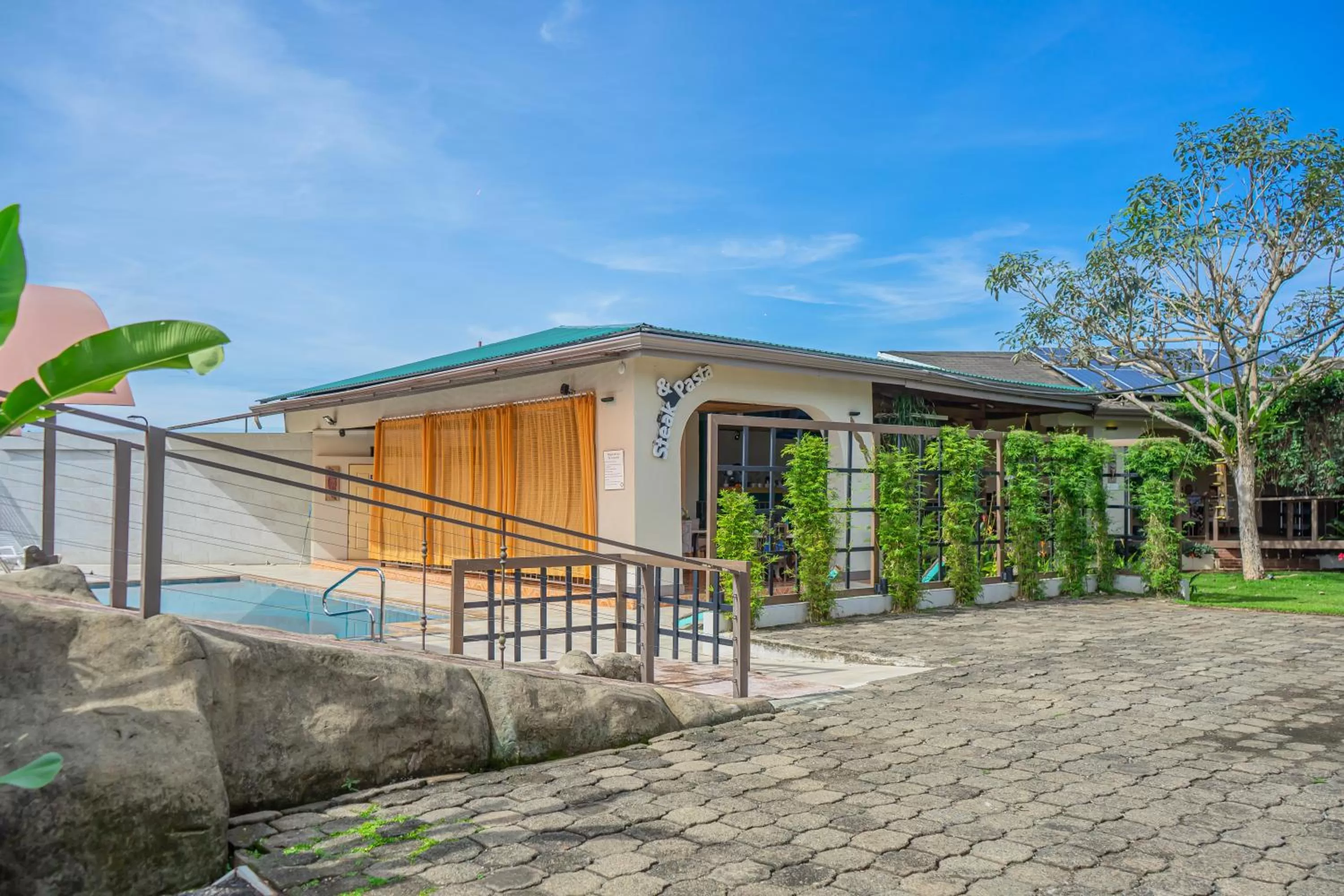 Restaurant/places to eat in Hotel Zima