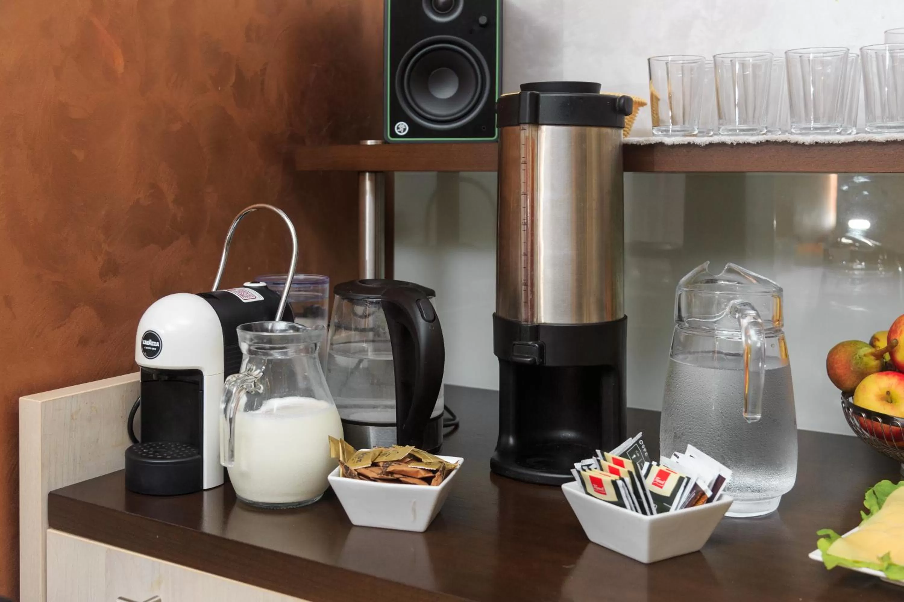 Coffee/tea facilities in Hotel Maksim