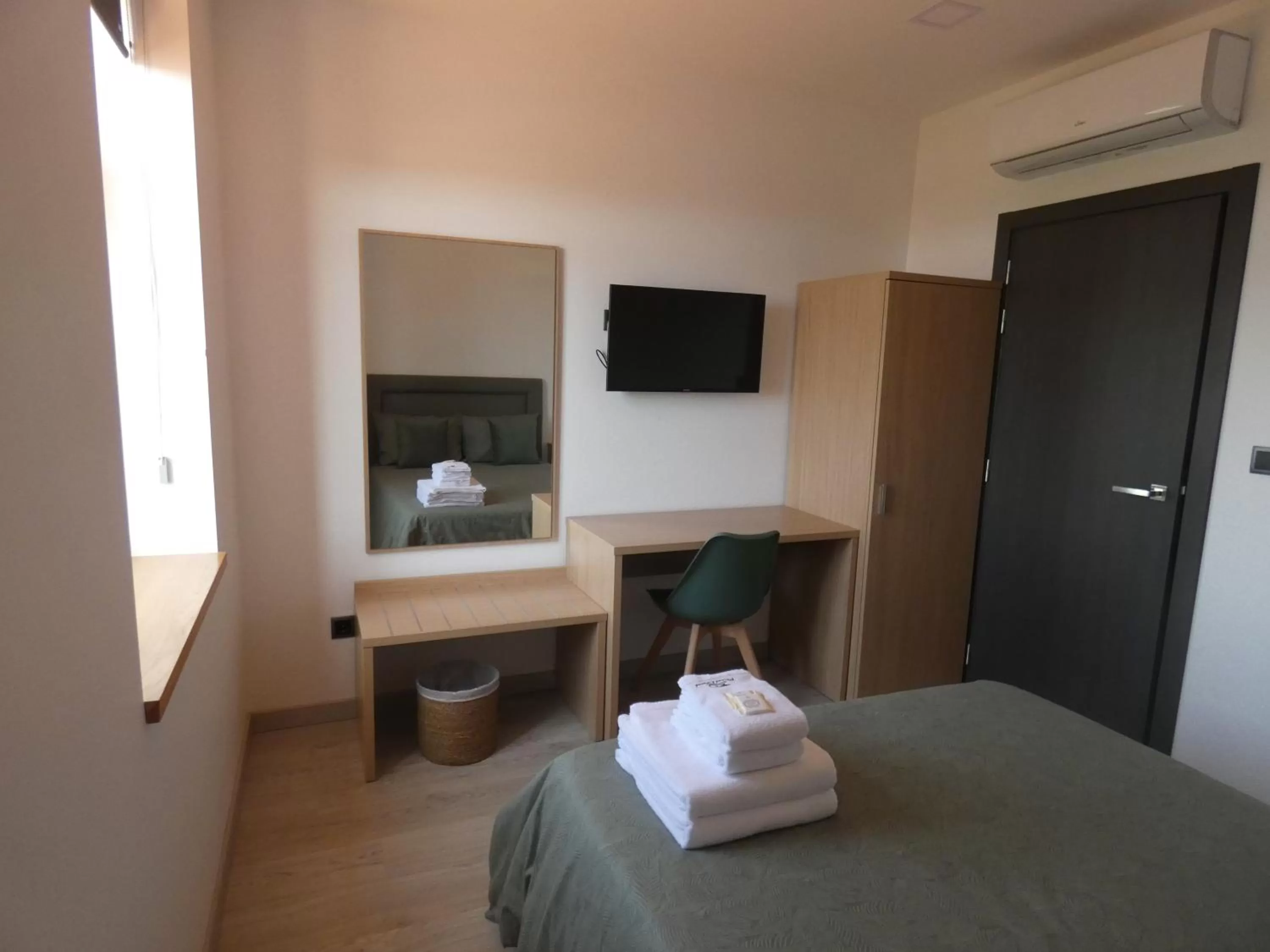 Bedroom, TV/Entertainment Center in Pinhal Litoral