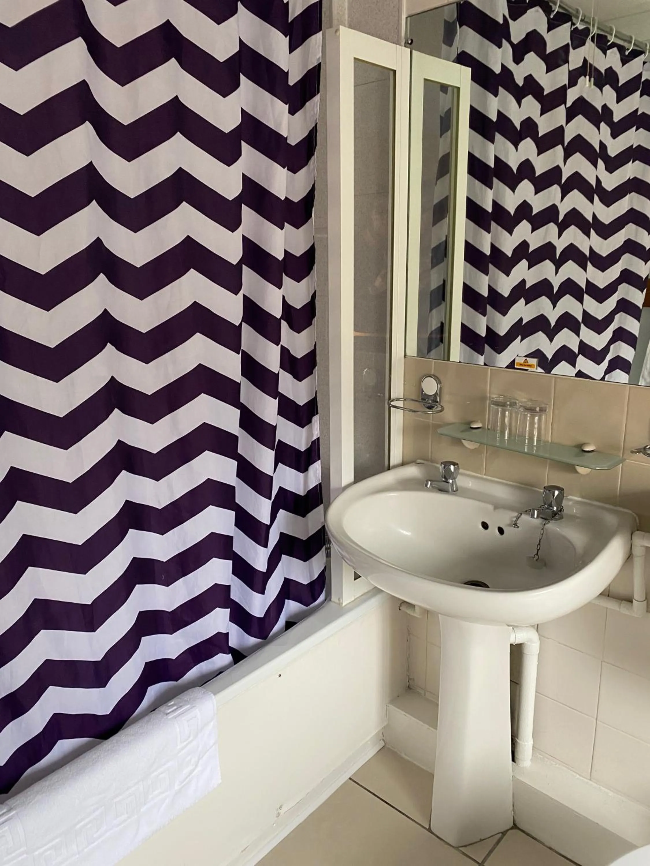 Bathroom in Cardiff Sandringham Hotel