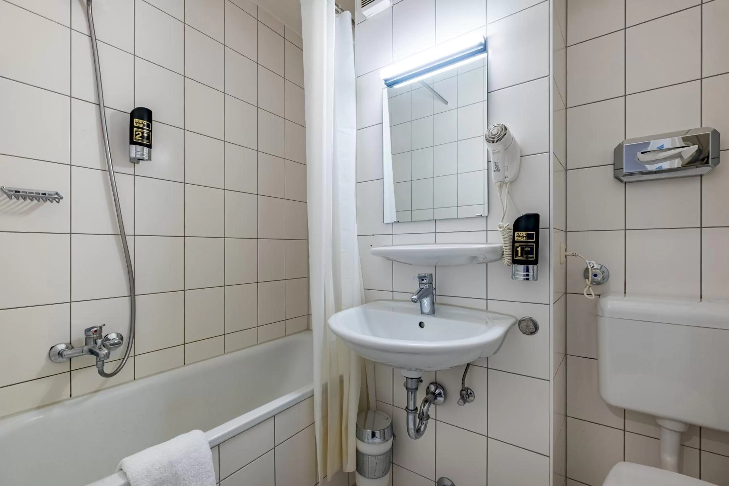 Bathroom in a&o München Hauptbahnhof