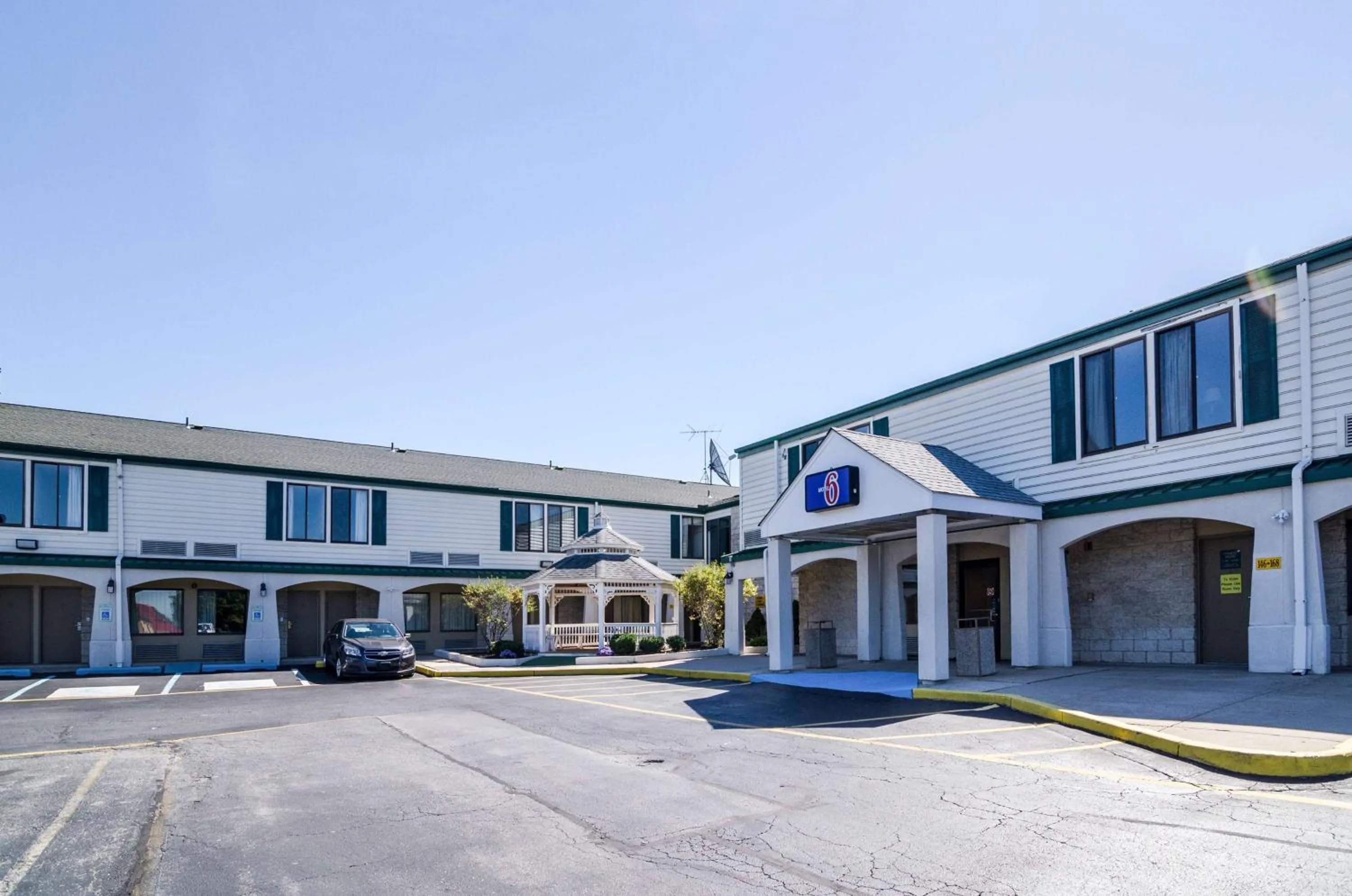 Property building in Motel 6-Newark, DE