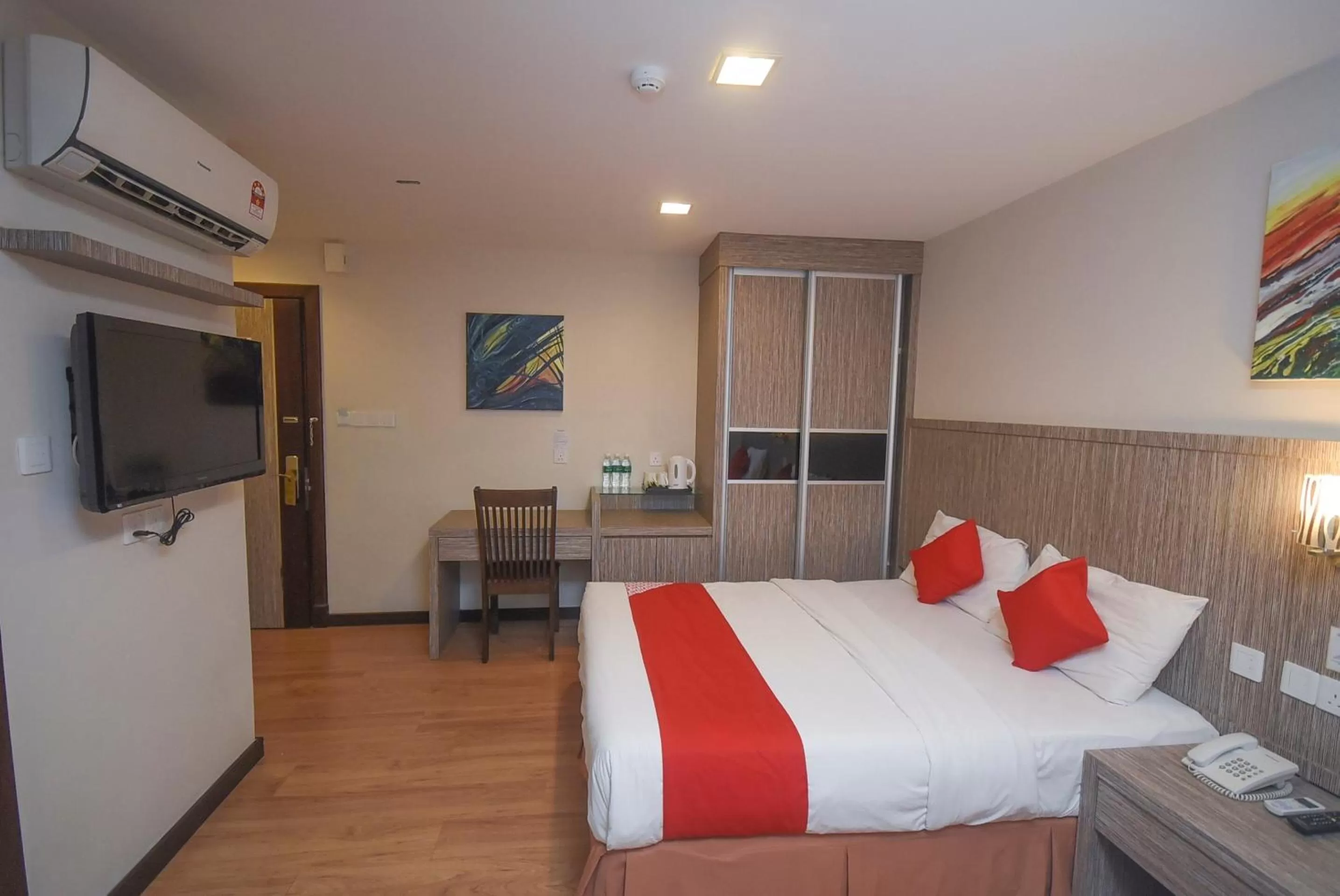 TV/Entertainment Center in Super OYO 985 Hotel Nur