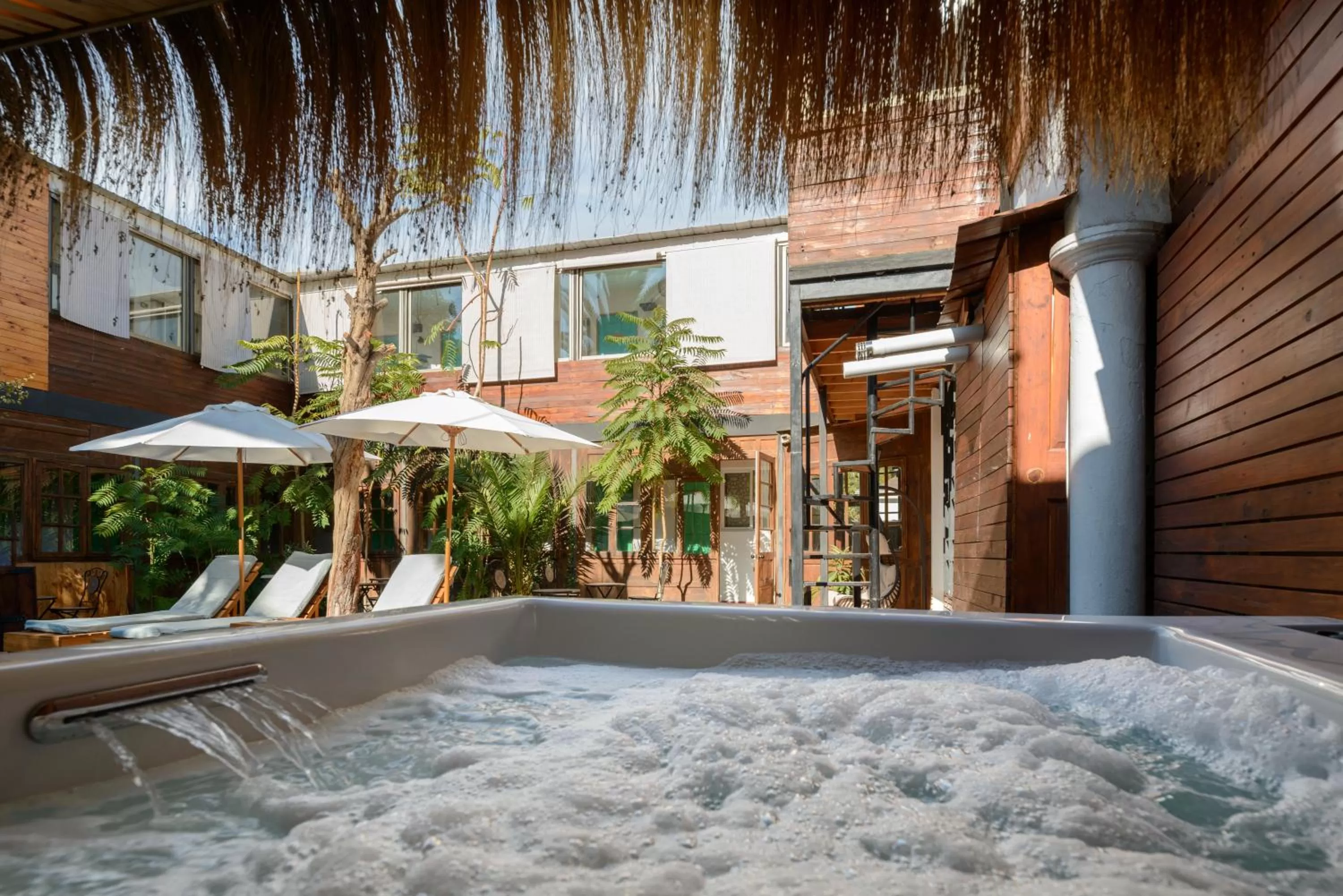 Hot Tub, Swimming Pool in Verde Madera Hostel B&B