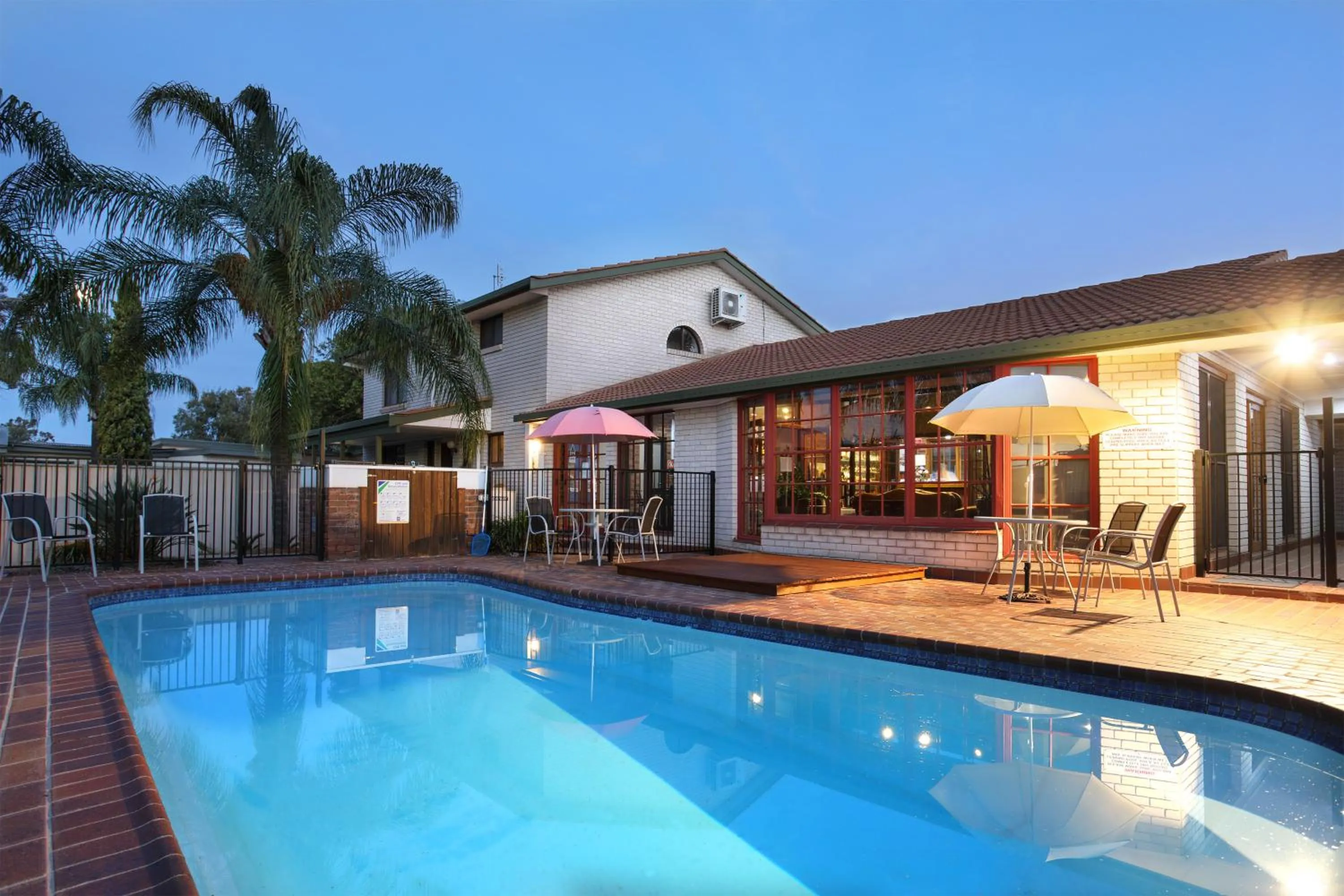 Swimming pool in Tamworth Motor Inn & Cabins