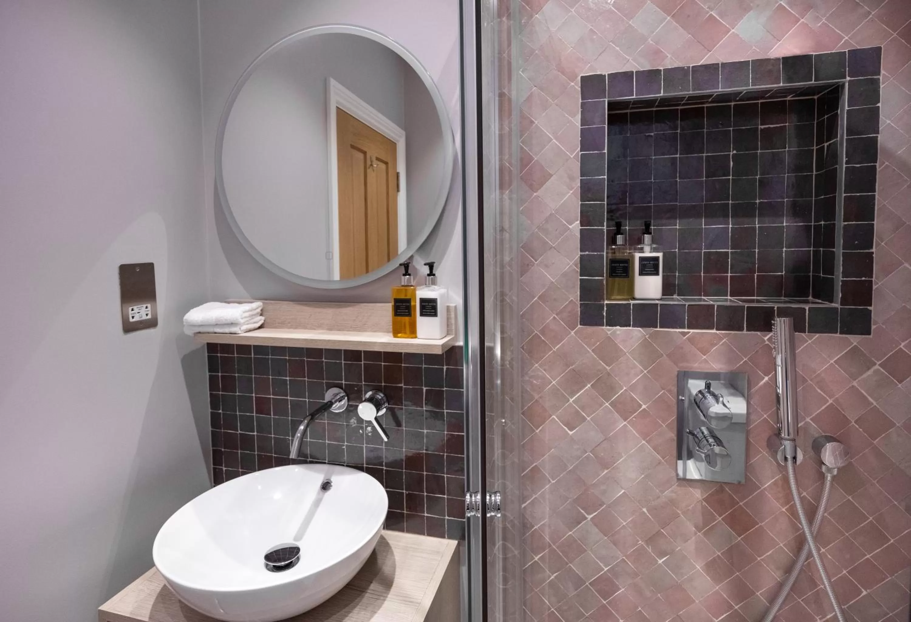 Shower in The Kings Arms