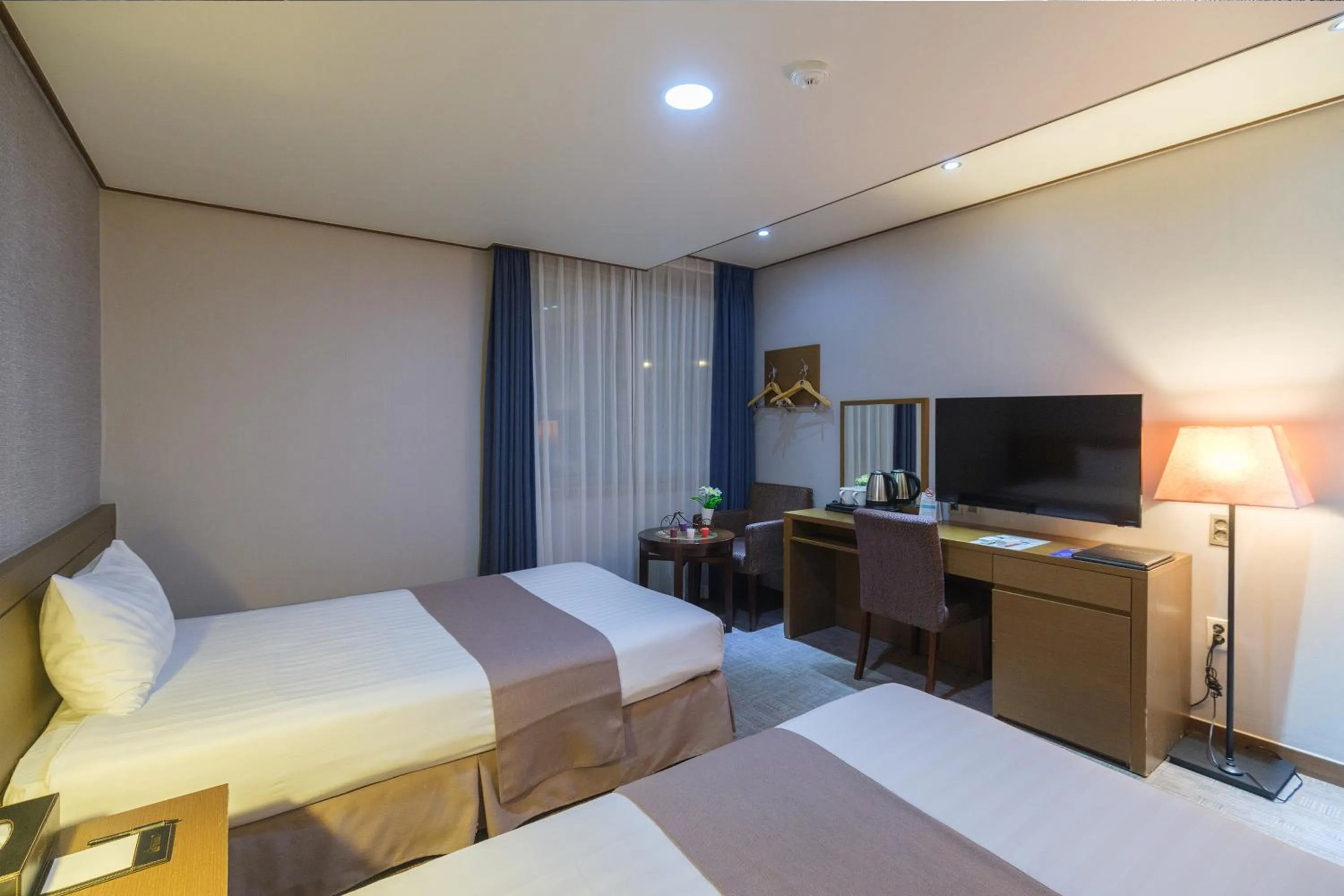 Photo of the whole room, Bed in Benikea Hotel Jeju