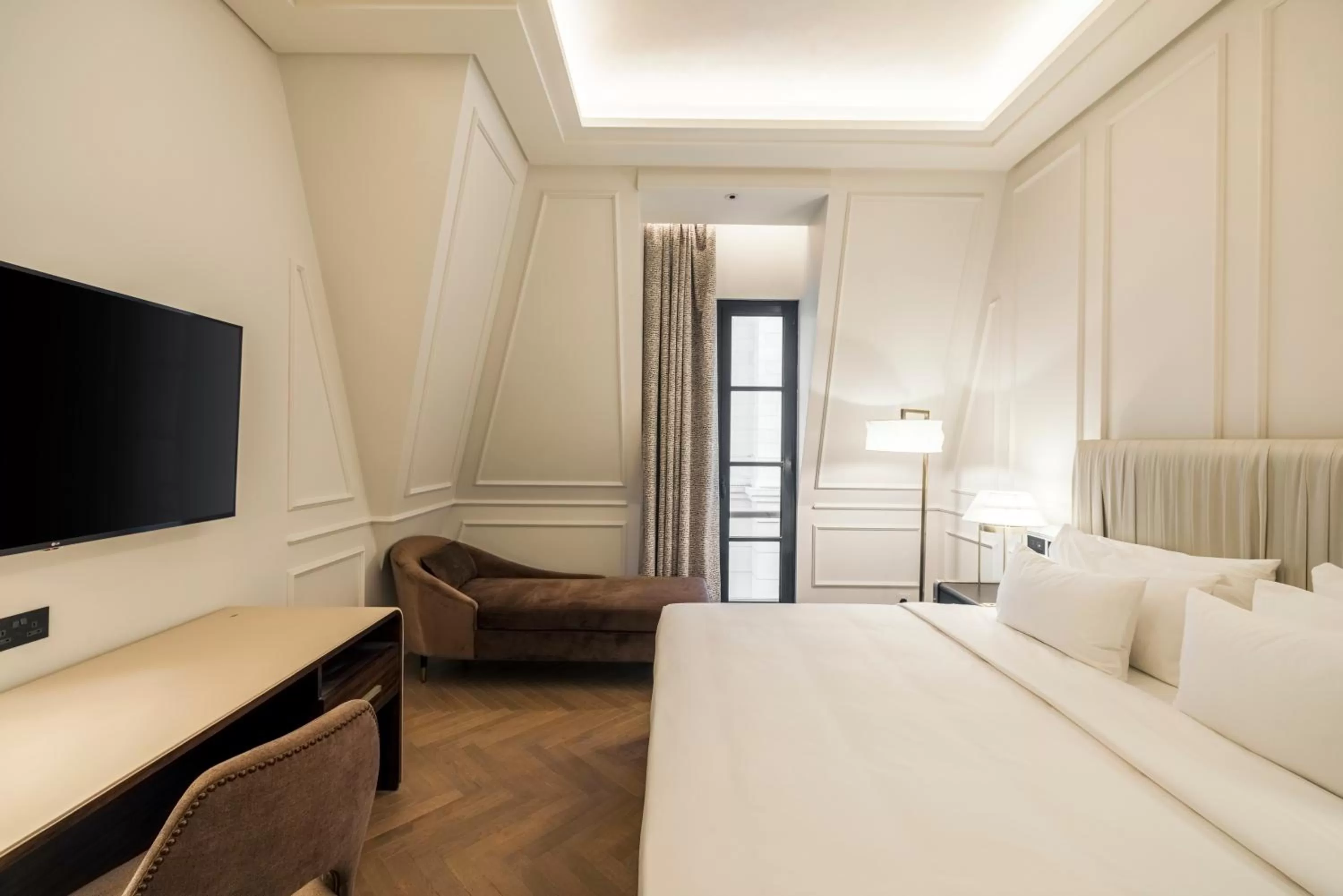 Bedroom, Bed in Mansard Riyadh, a Radisson Collection Hotel