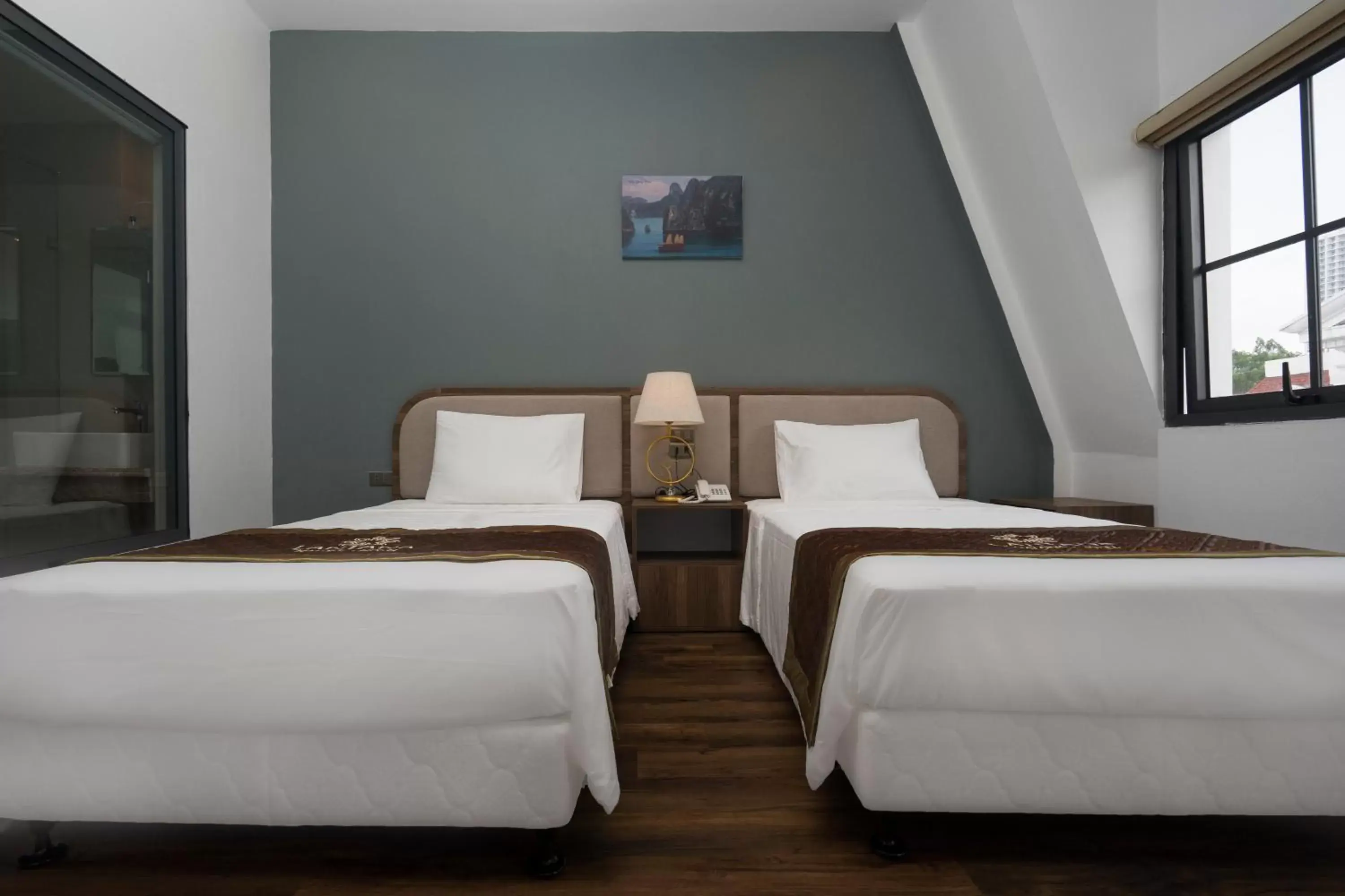 Deluxe Twin Room in Lantana Ha Long Hotel Deluxe Twin Room in Lantana Ha Long Hotel
