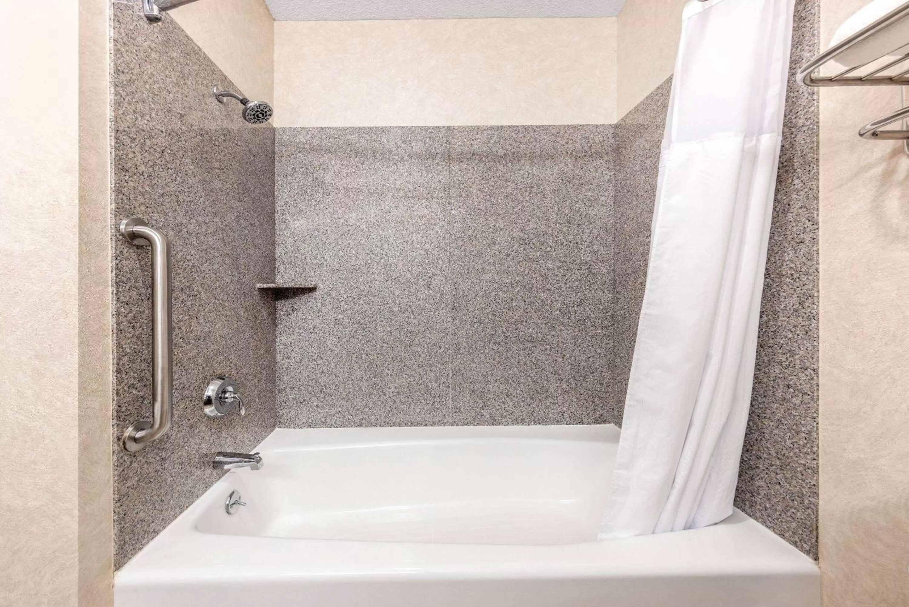 TV and multimedia in Baymont by Wyndham Pratt